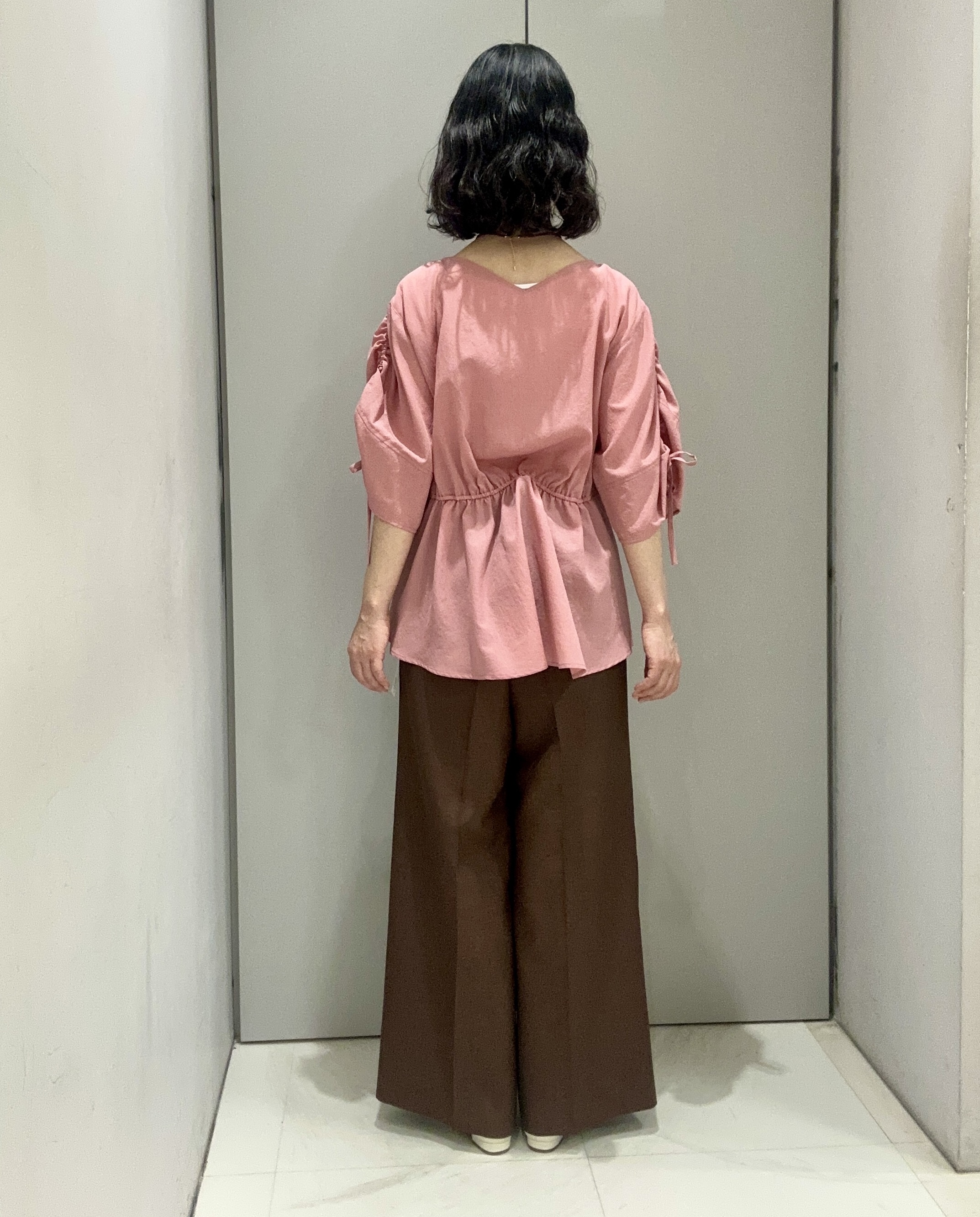 Kouさんの「Reflect｜【通気性あり／涼しい／マシンウォッシャブル】ウエストギャザーブラウス」を使ったコーディネート