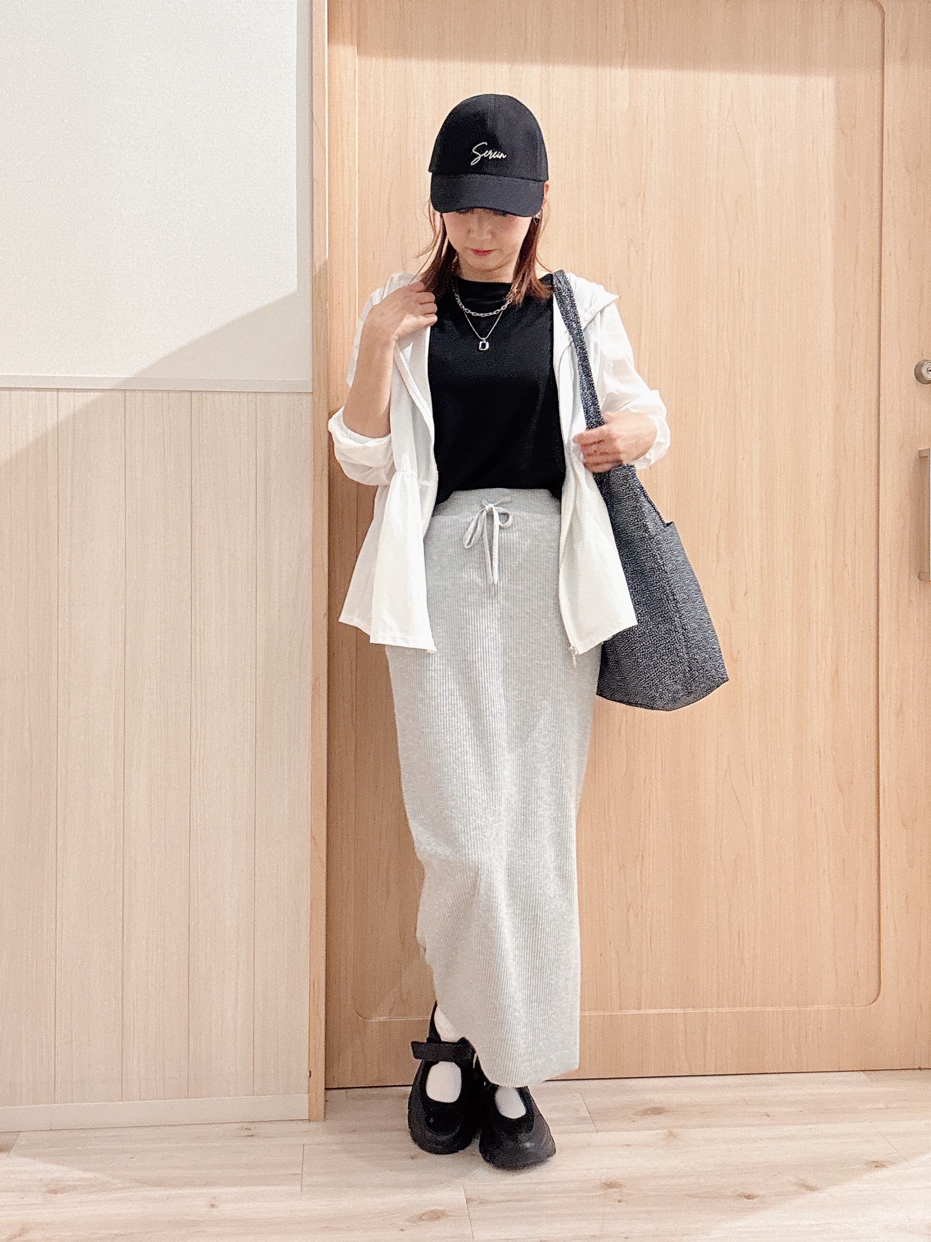 モカさんの「SHOO･LA･RUE｜【ひんやり/S-LL/体型カバー】ペプラムフリルとゴールドパーツが女性らしい UVパーカ」を使ったコーディネート
