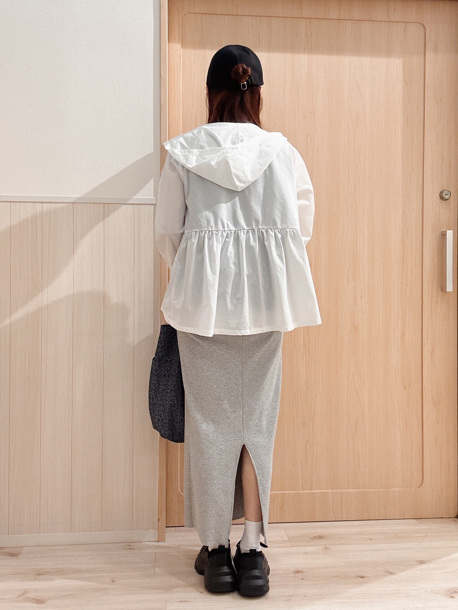 モカさんの「SHOO･LA･RUE｜【ひんやり/S-LL/体型カバー】ペプラムフリルとゴールドパーツが女性らしい UVパーカ」を使ったコーディネート