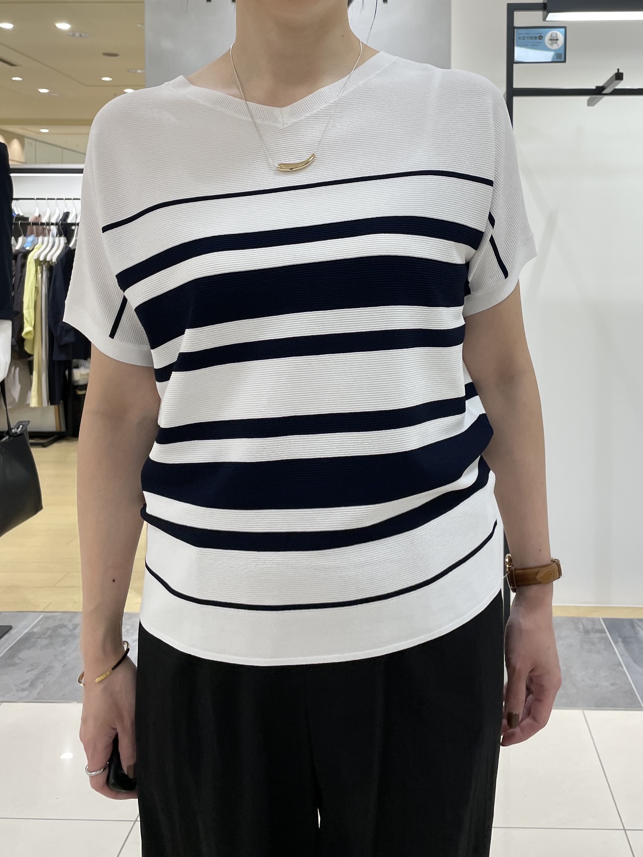 shihoさんの「INDIVI｜【洗える】ガーター編みVネックニットT」を使ったコーディネート