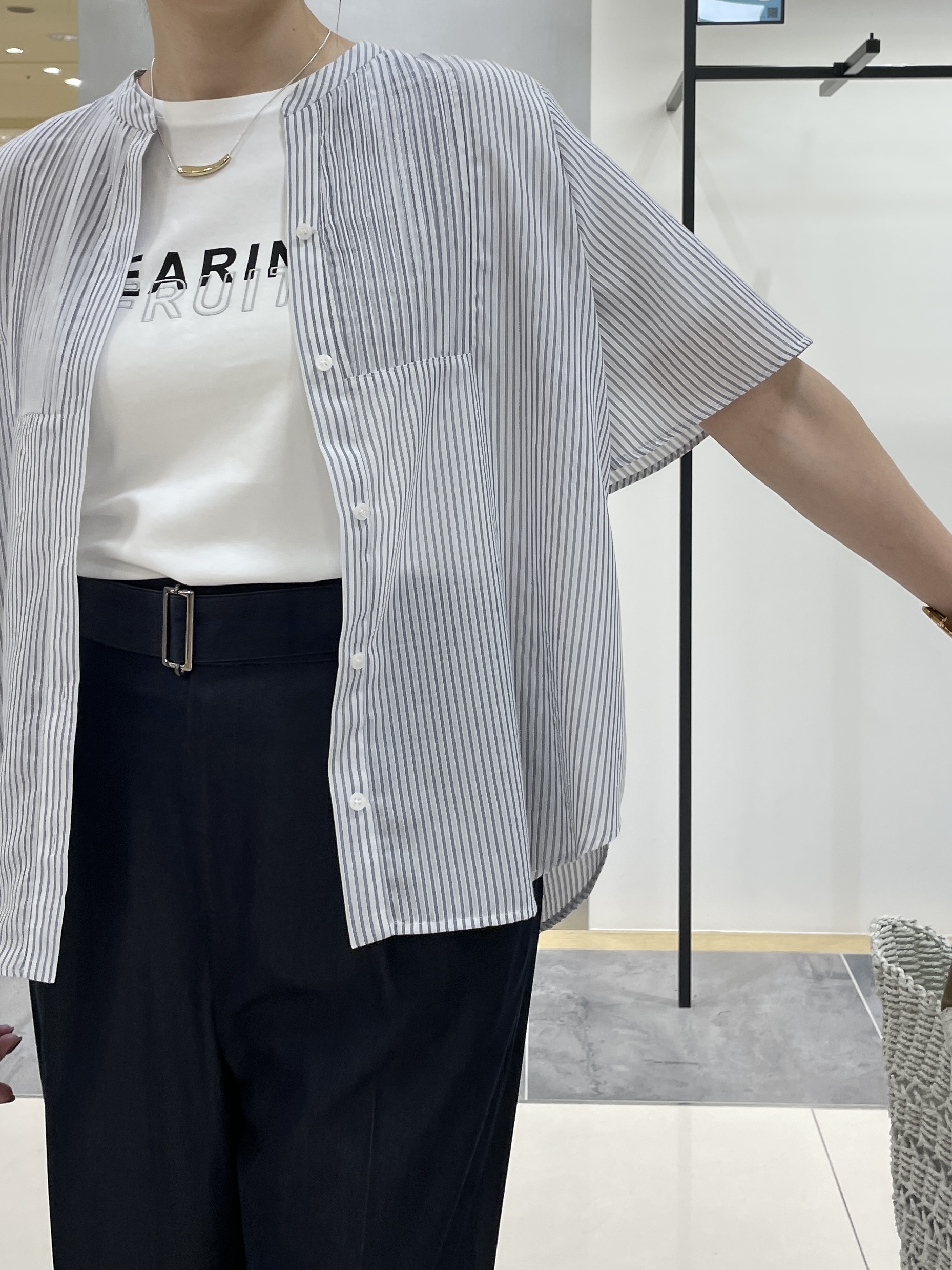 shihoさんの「INDIVI｜【接触冷感/洗える】シアーシャンブレーピンタックブラウス」を使ったコーディネート