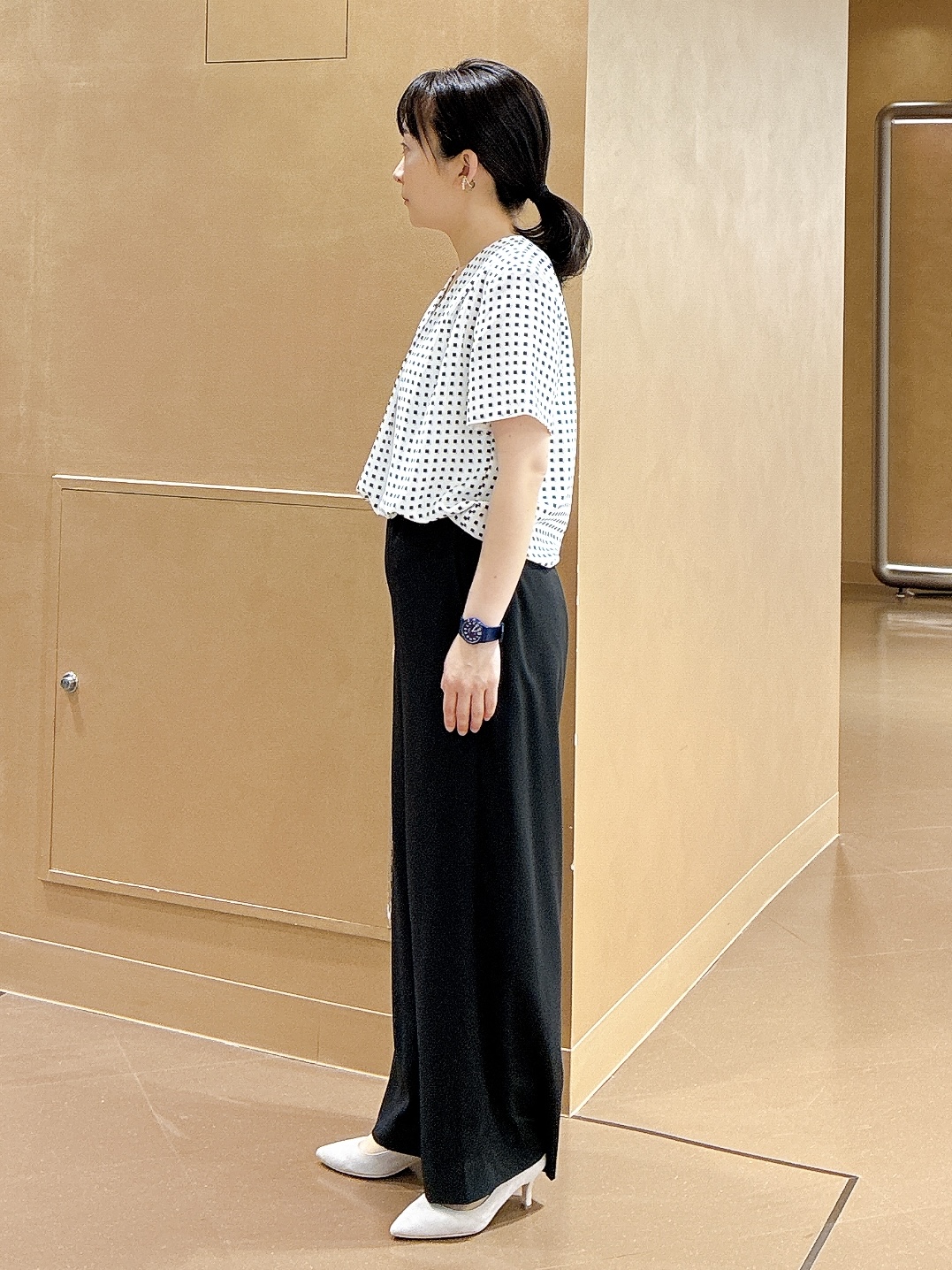 hattoriさんの「INDIVI｜【洗える／UVケア】幾何学柄＆無地 タックVネック 半袖ブラウス」を使ったコーディネート
