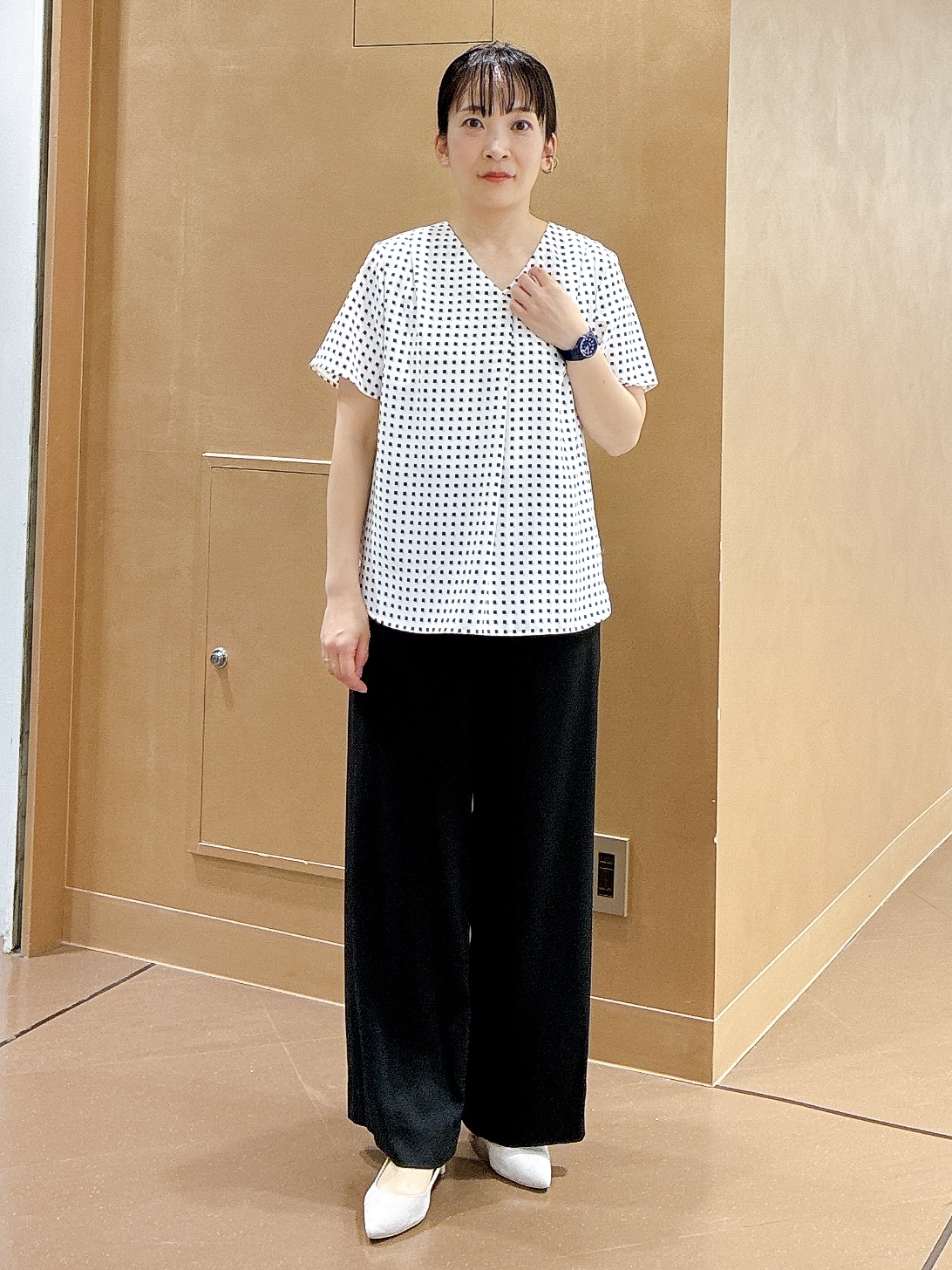 hattoriさんの「INDIVI｜【洗える／UVケア】幾何学柄＆無地 タックVネック 半袖ブラウス」を使ったコーディネート