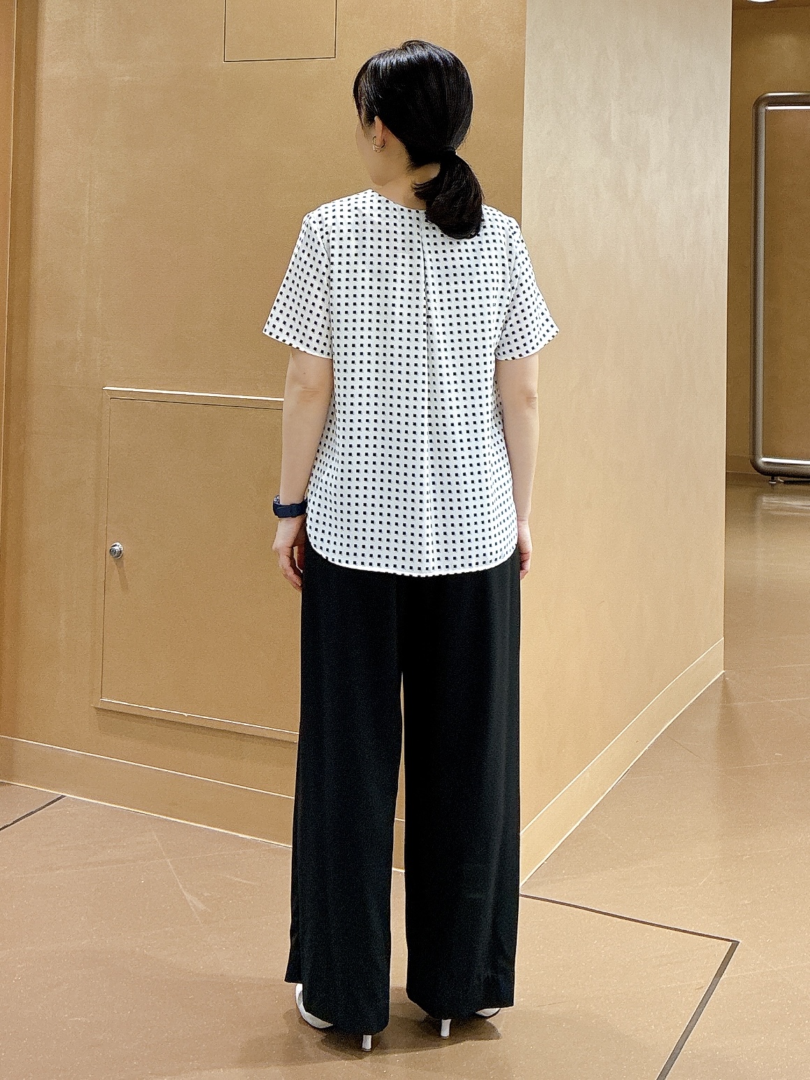 hattoriさんの「INDIVI｜【洗える／UVケア】幾何学柄＆無地 タックVネック 半袖ブラウス」を使ったコーディネート
