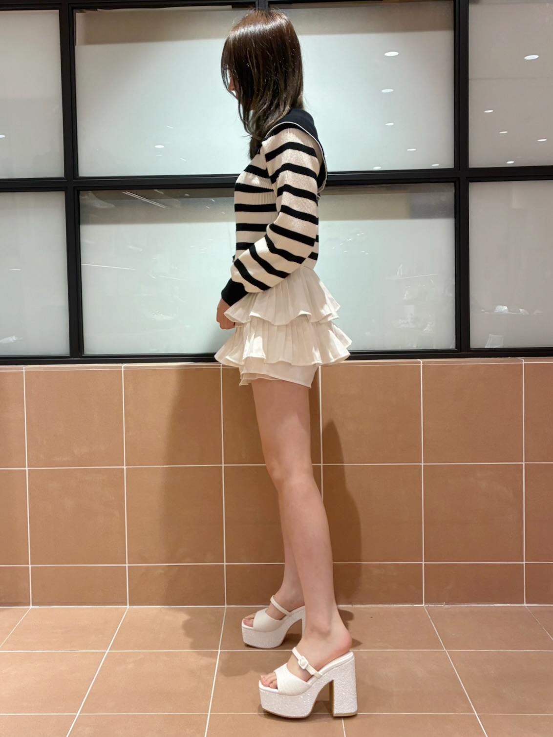 Arisaさんの「ESPERANZA｜【ラク盛り／サンダル】 リピーター続出／脚長美脚 グリッターソールツイードミュール」を使ったコーディネート