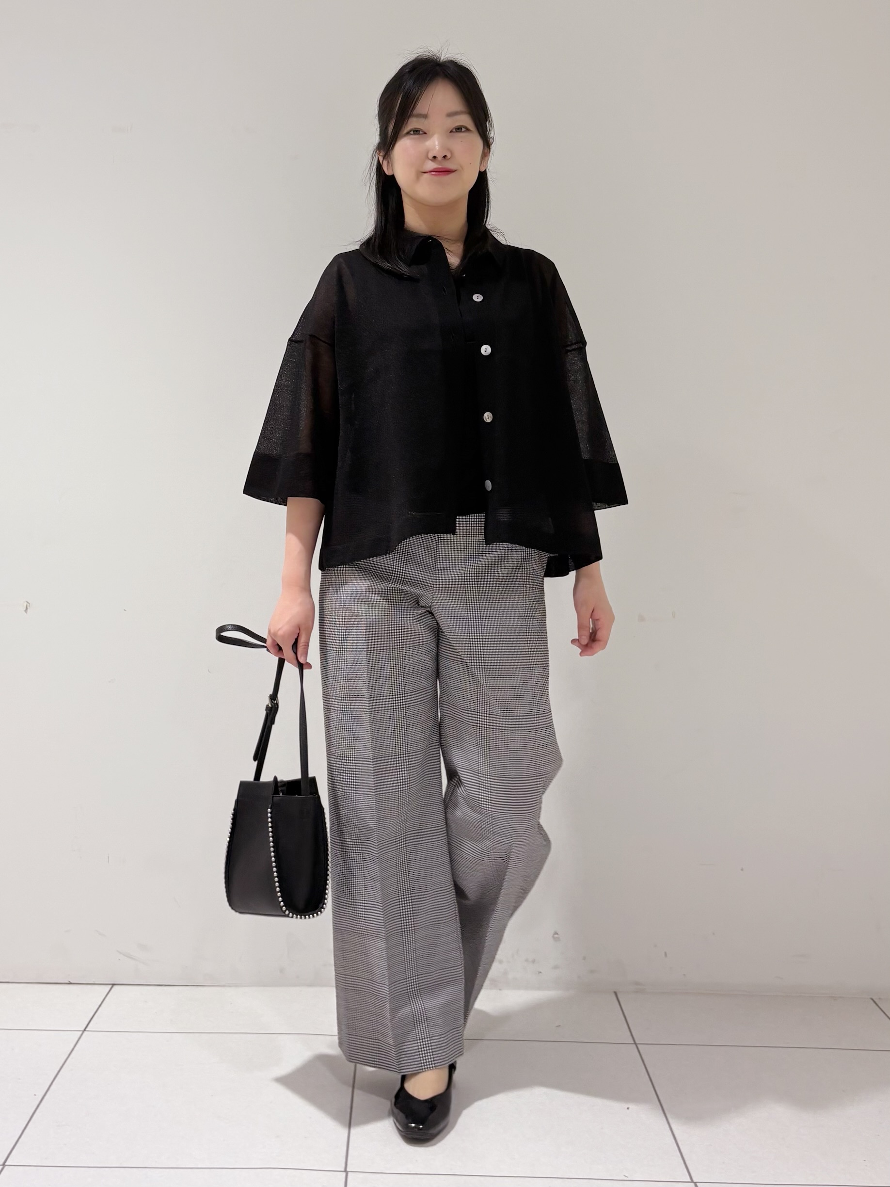 momokoさんの「INDIVI｜【洗える／シアー】衿付きシャツライクニットカーディガン」を使ったコーディネート