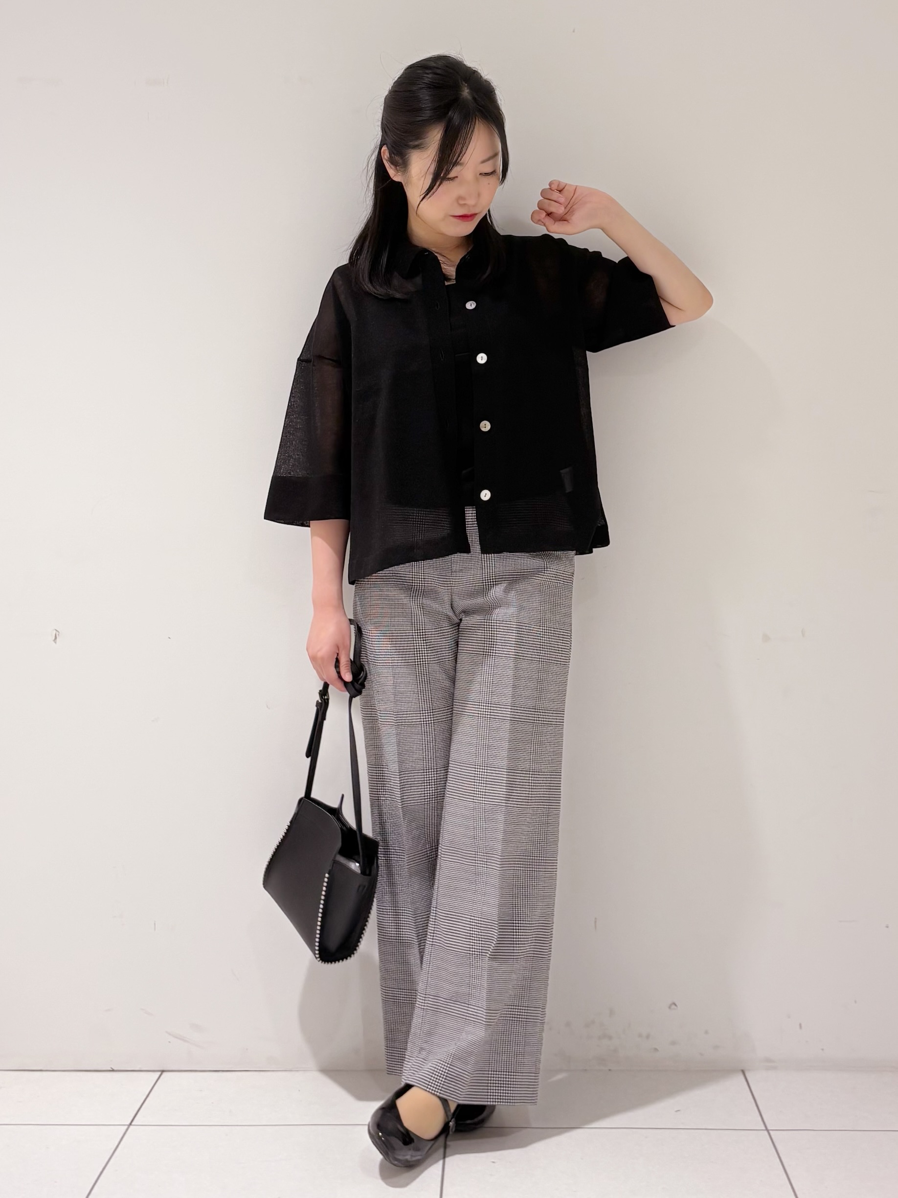 momokoさんの「INDIVI｜【洗える／シアー】衿付きシャツライクニットカーディガン」を使ったコーディネート