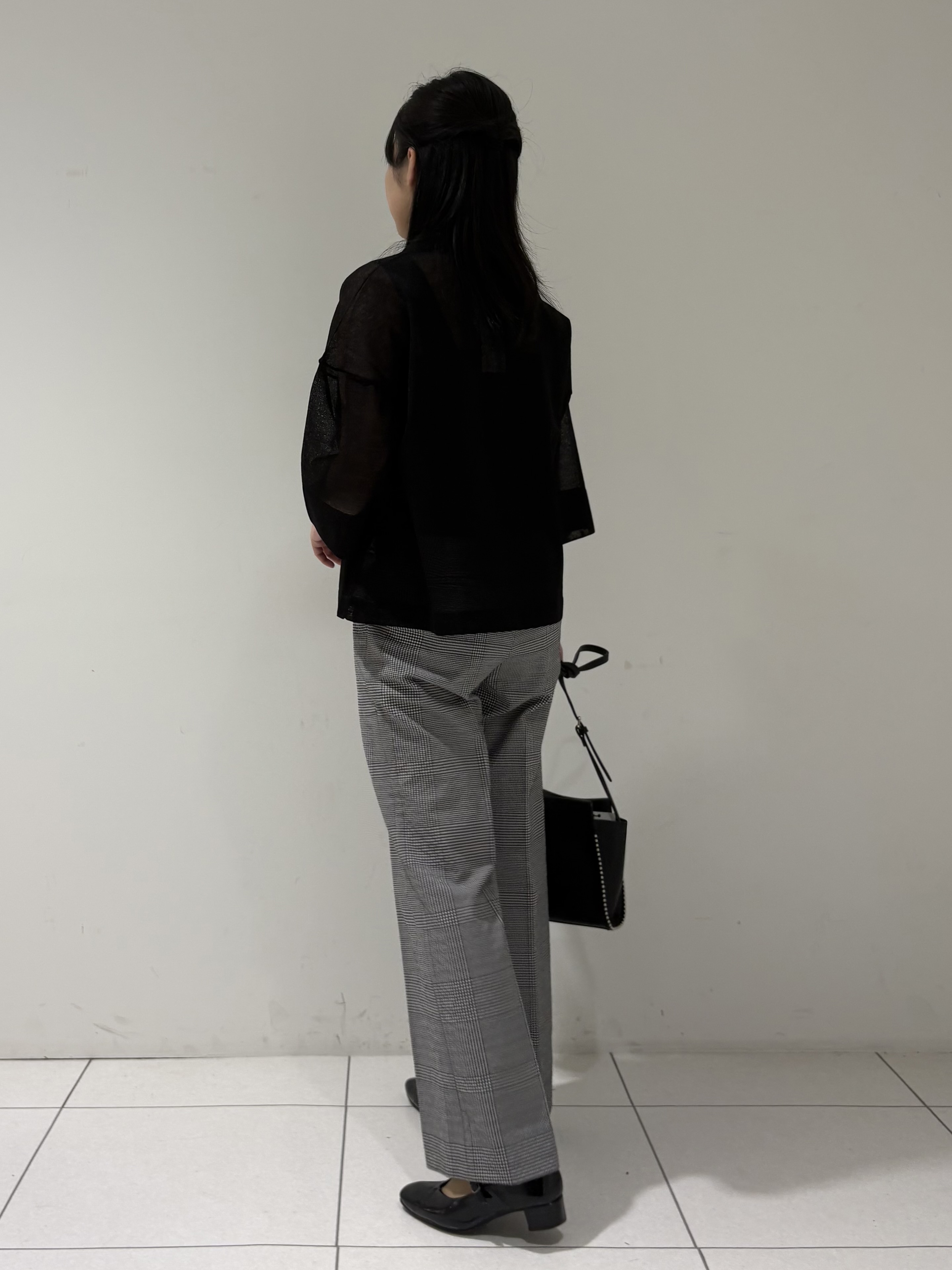 momokoさんの「INDIVI｜【洗える／シアー】衿付きシャツライクニットカーディガン」を使ったコーディネート