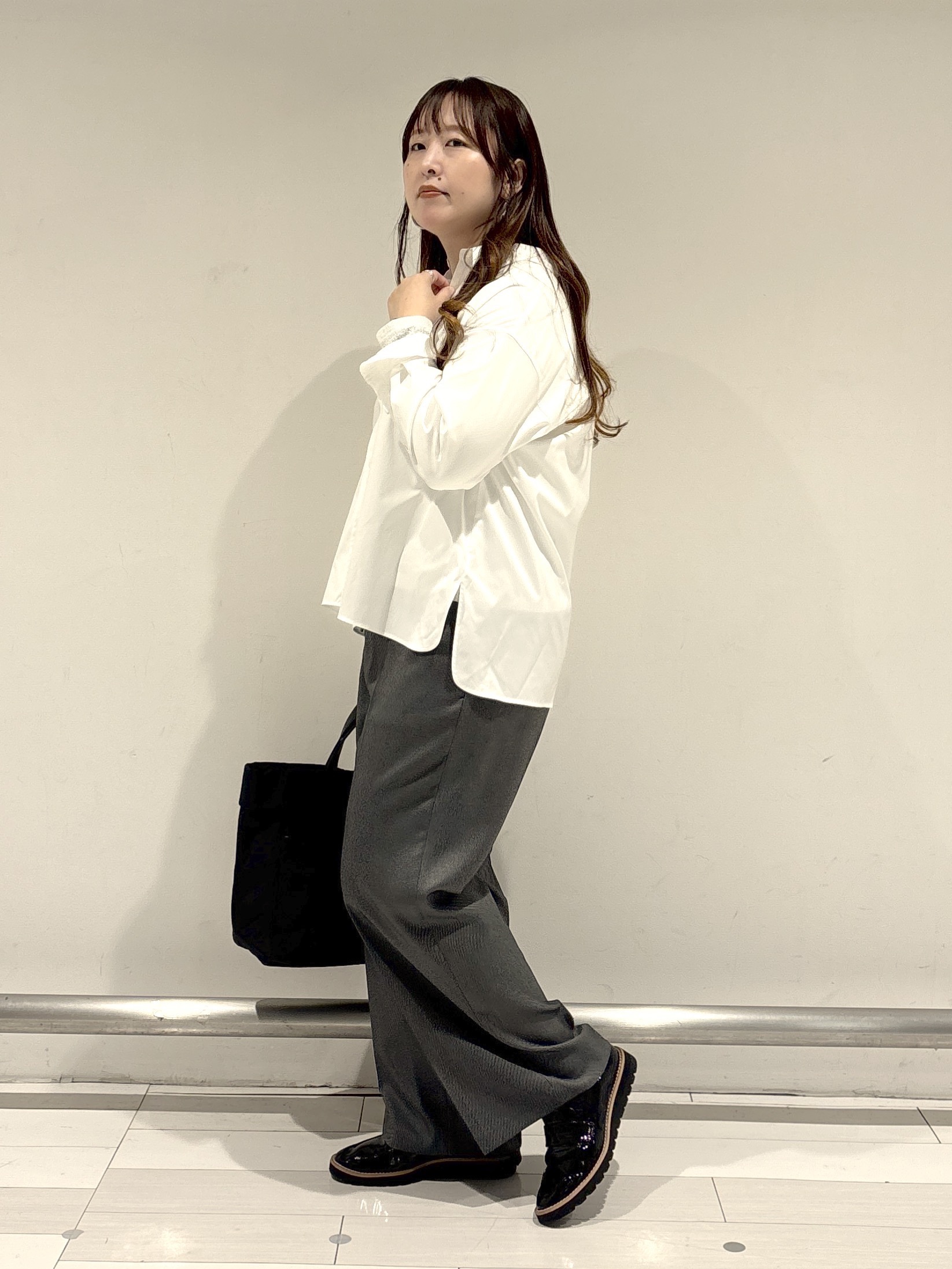 nakamuraさんの「Reflect｜【羽織りにも◎】タイプライタービッグシャツ」を使ったコーディネート