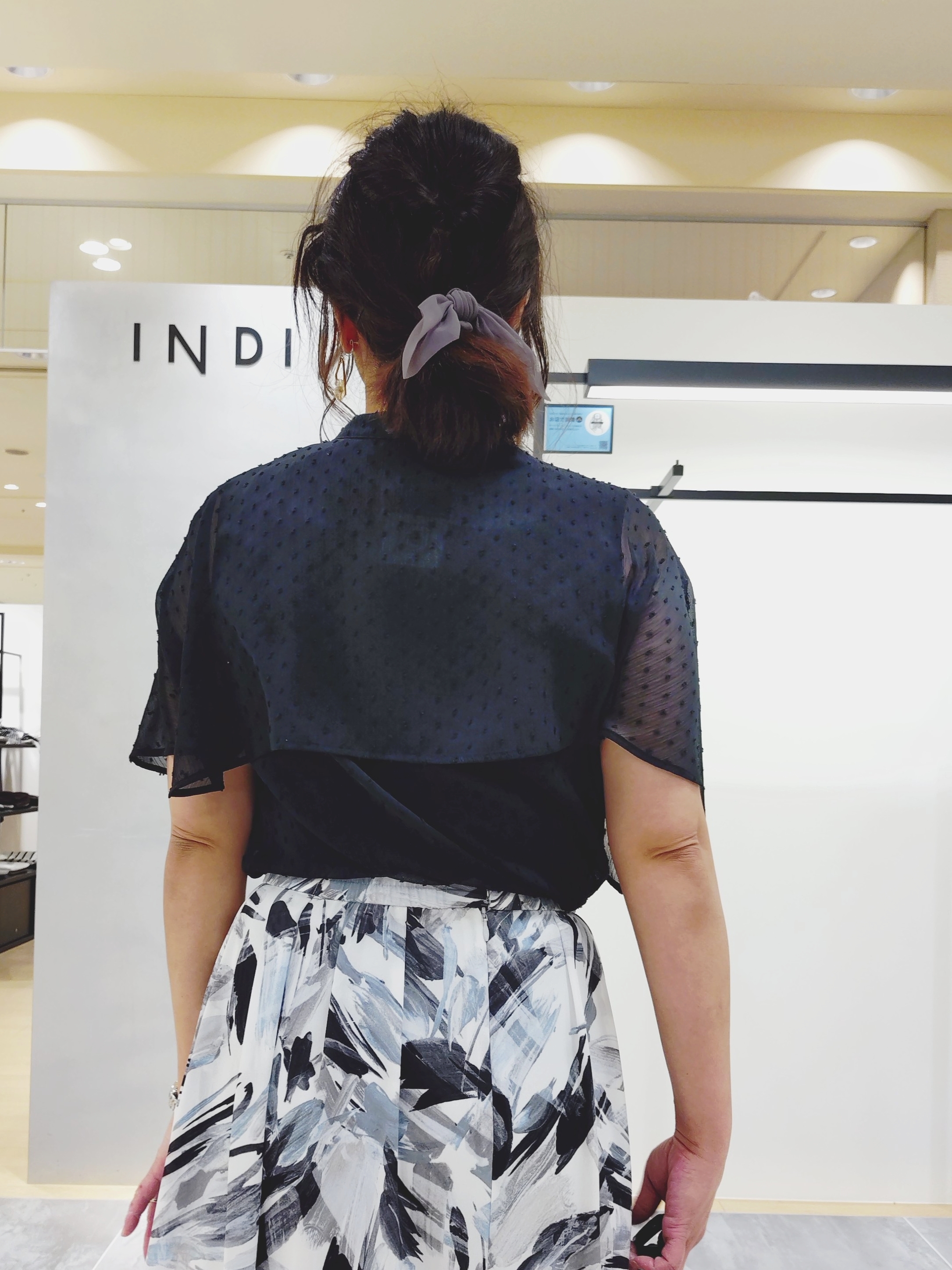 TOMOMIさんの「INDIVI｜【さらに軽く軽快！／着る日傘】ノーカラージャケット」を使ったコーディネート