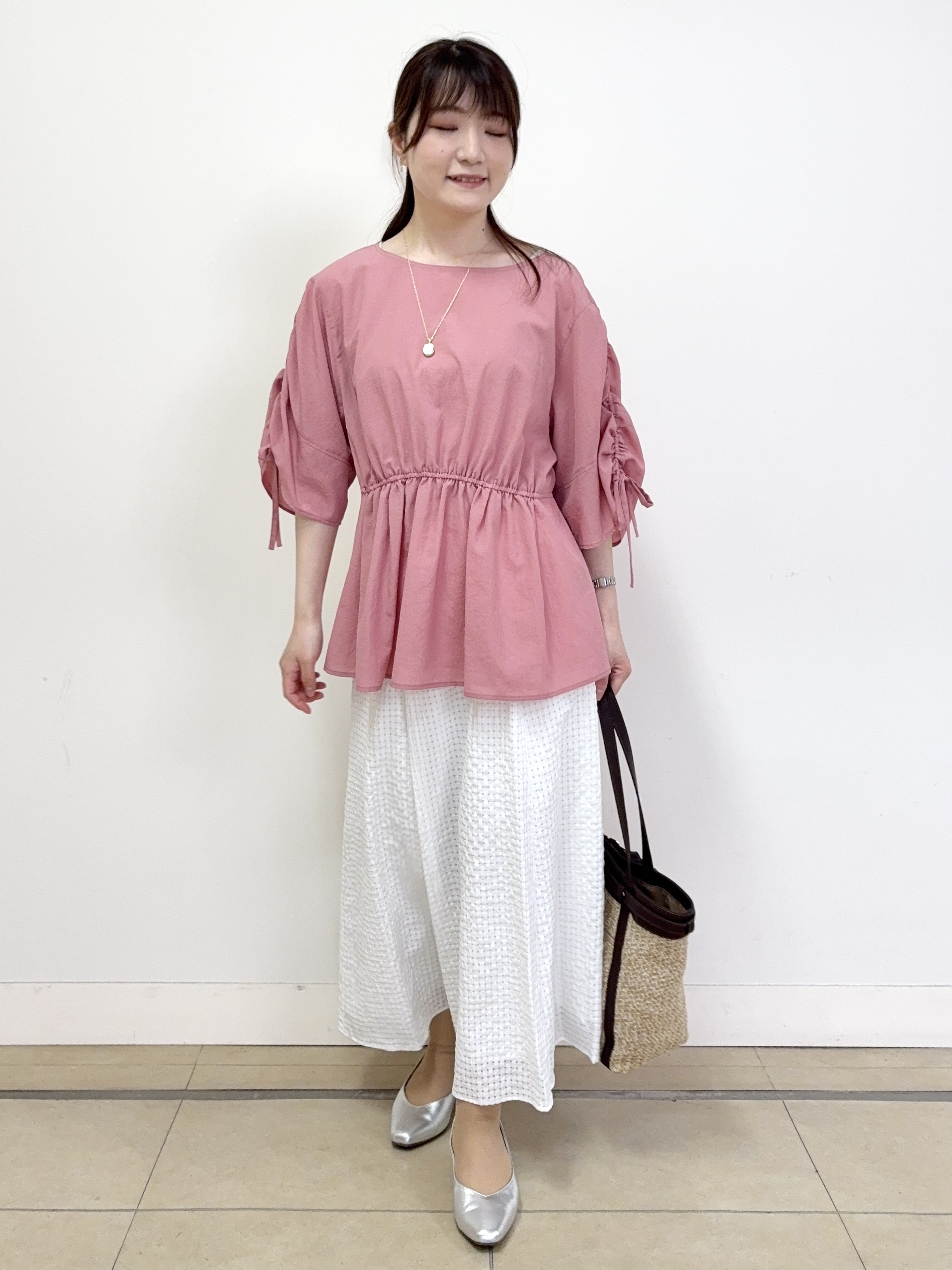 mikiさんの「Reflect｜【通気性あり／涼しい／マシンウォッシャブル】ウエストギャザーブラウス」を使ったコーディネート