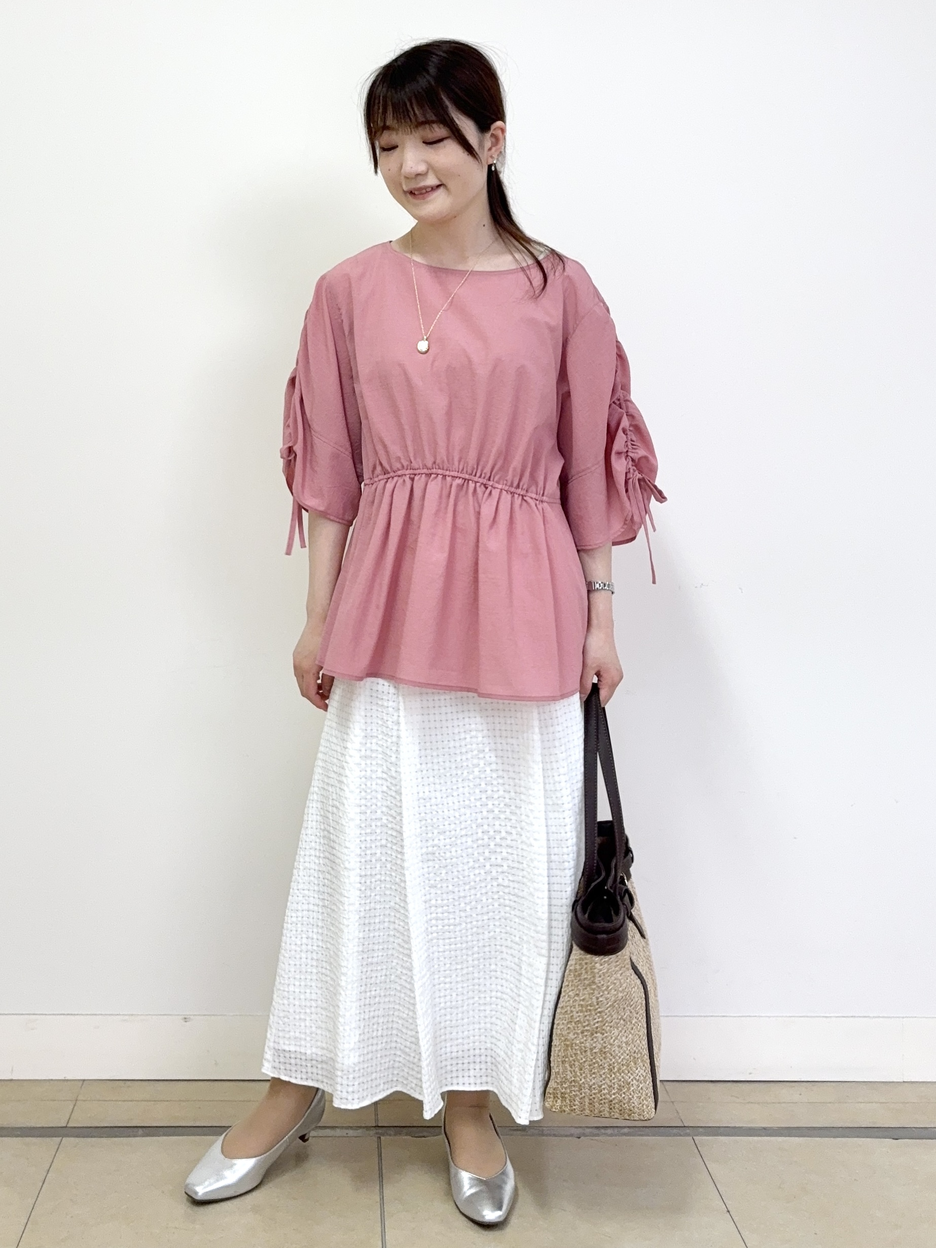 mikiさんの「Reflect｜【通気性あり／涼しい／マシンウォッシャブル】ウエストギャザーブラウス」を使ったコーディネート
