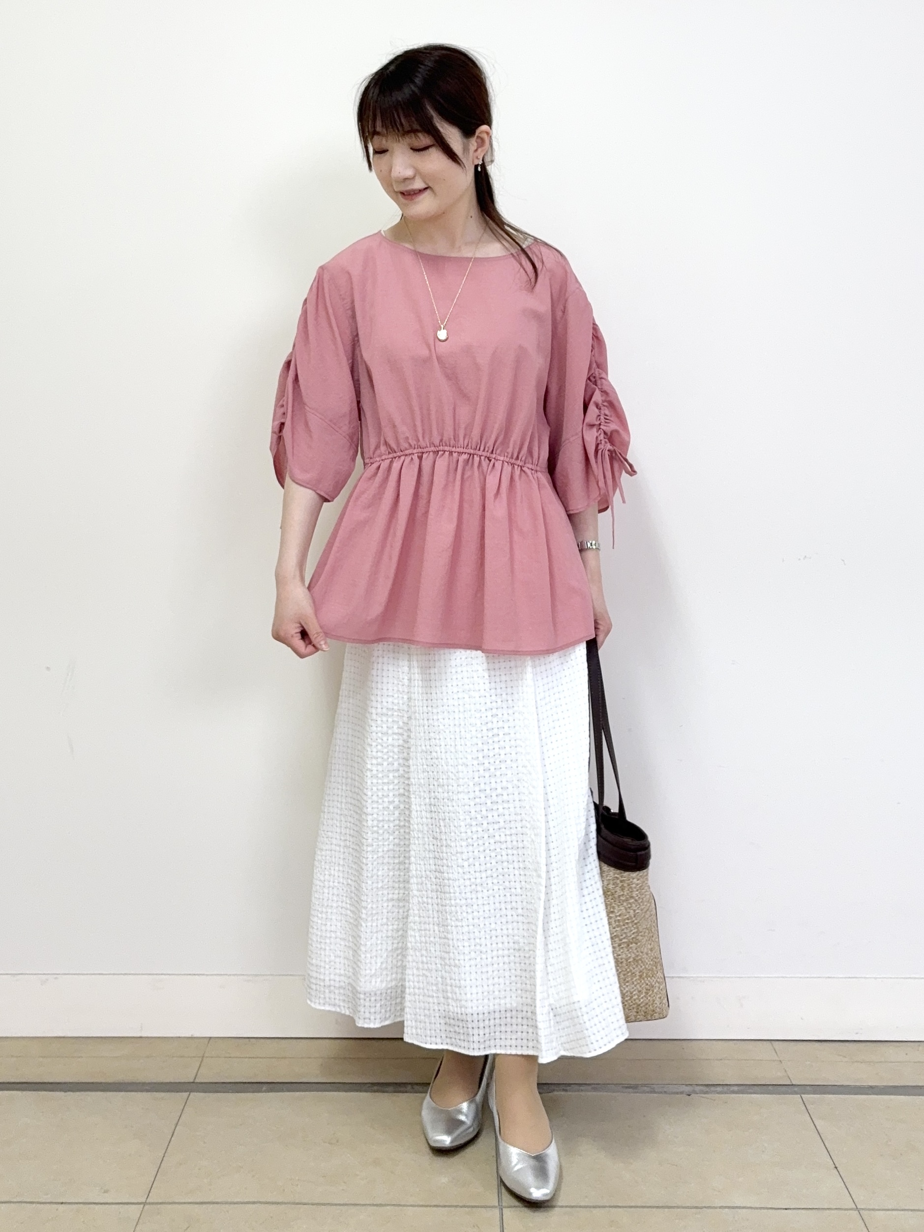 mikiさんの「Reflect｜【通気性あり／涼しい／マシンウォッシャブル】ウエストギャザーブラウス」を使ったコーディネート