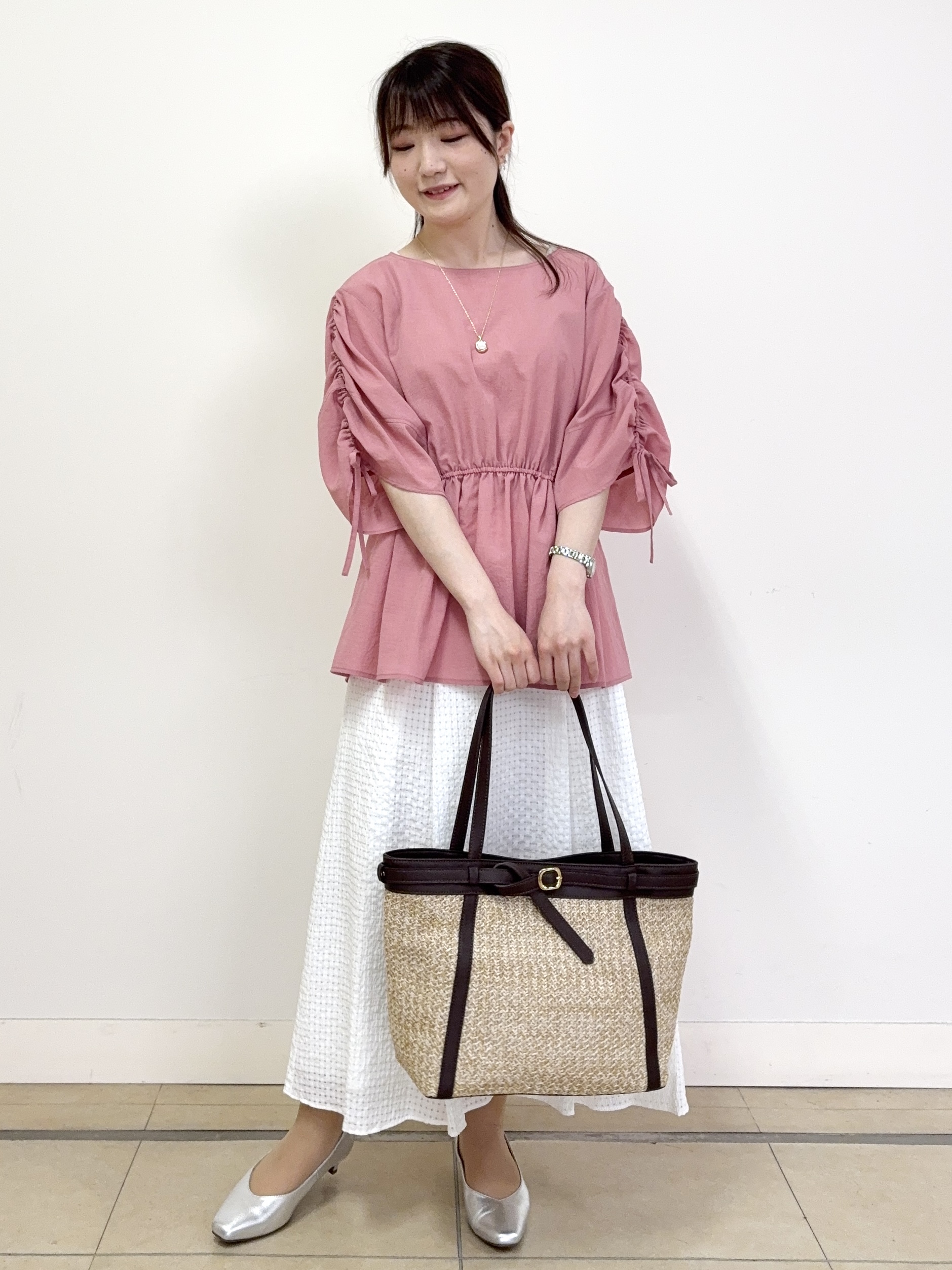 mikiさんの「Reflect｜【通気性あり／涼しい／マシンウォッシャブル】ウエストギャザーブラウス」を使ったコーディネート