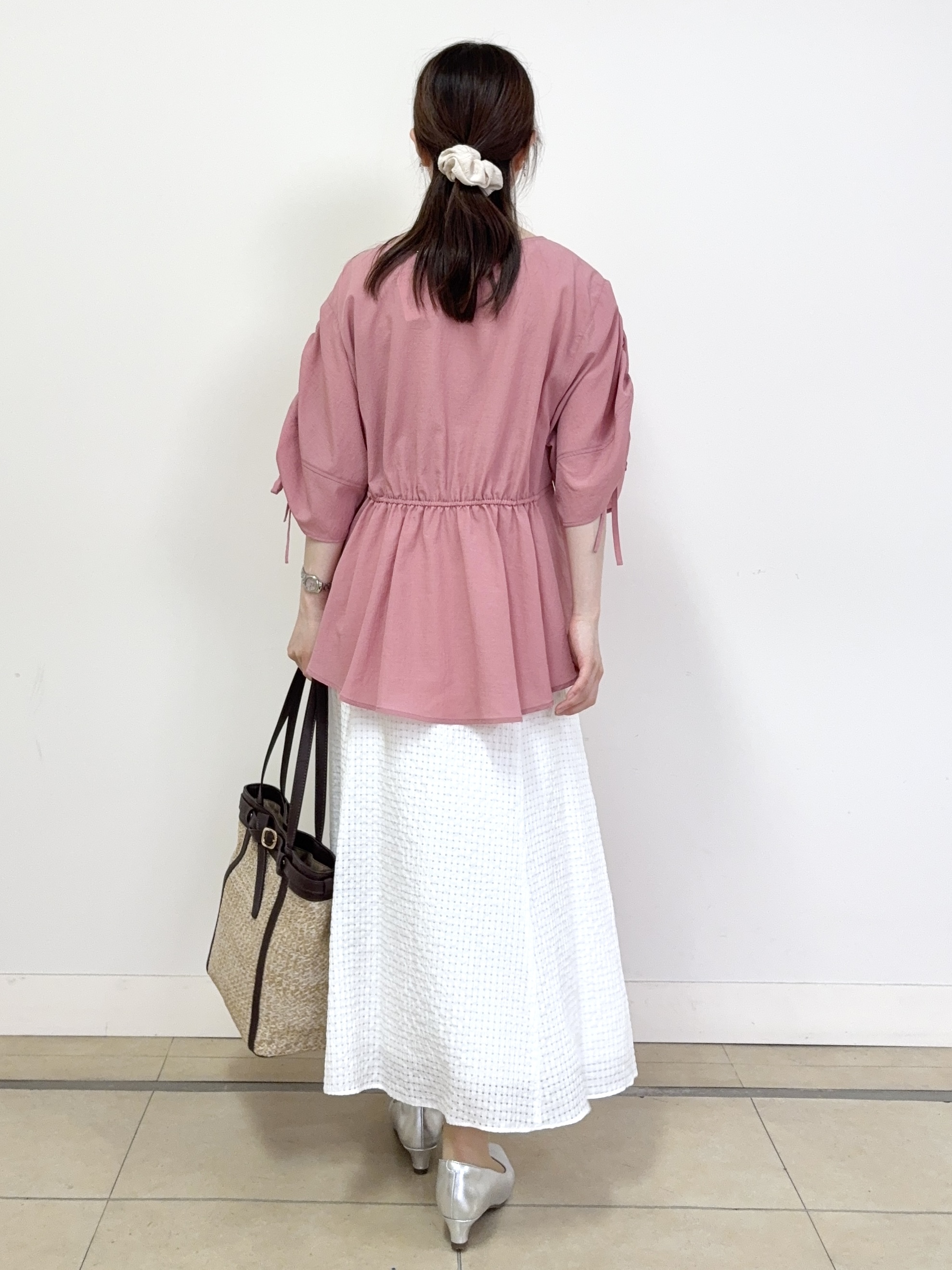 mikiさんの「Reflect｜【通気性あり／涼しい／マシンウォッシャブル】ウエストギャザーブラウス」を使ったコーディネート