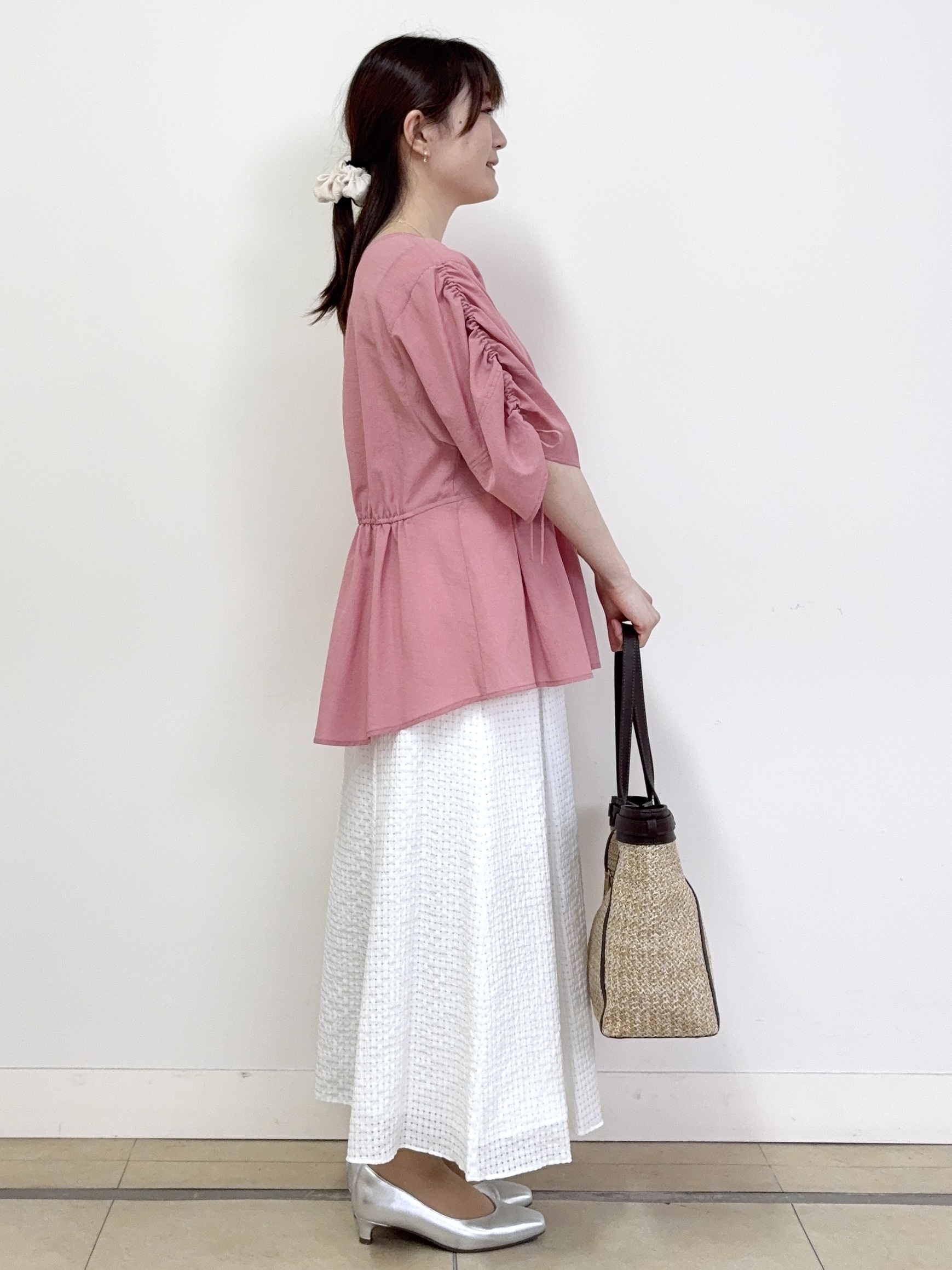 mikiさんの「Reflect｜【通気性あり／涼しい／マシンウォッシャブル】ウエストギャザーブラウス」を使ったコーディネート
