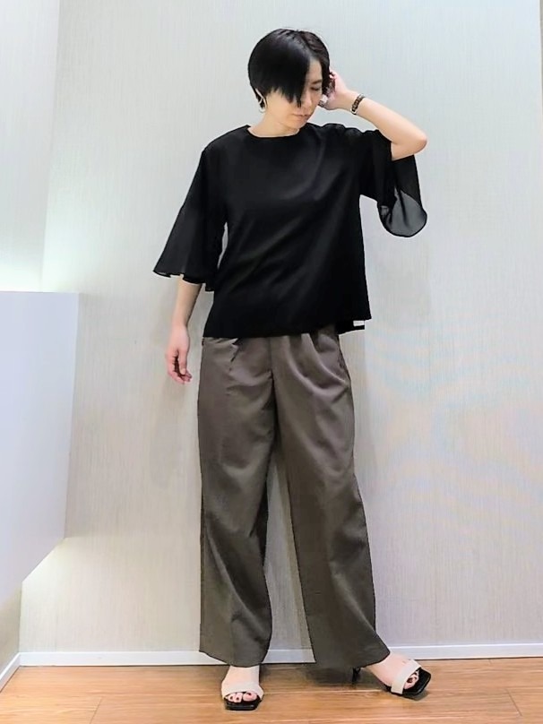 ミズタさんの「UNTITLED｜【楽な穿き心地/UV/接触冷感】クリーンワイドパンツ」を使ったコーディネート