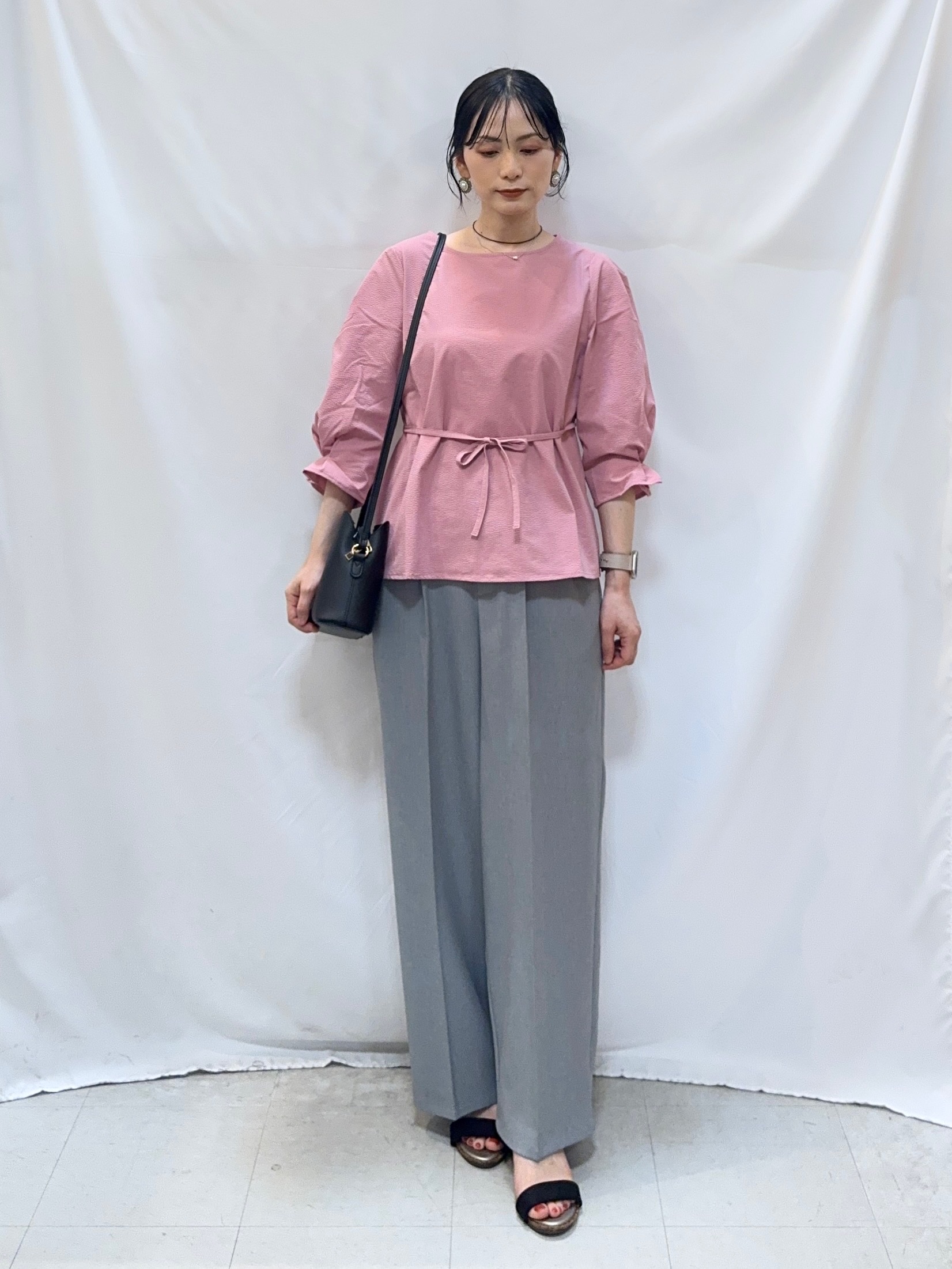 𝐇𝐢𝐫𝐨𝐦𝐢さんの「SHOO･LA･RUE｜【洗濯機可/UV/3WAY】シルエットが変えられる ウエストリボンブラウス」を使ったコーディネート