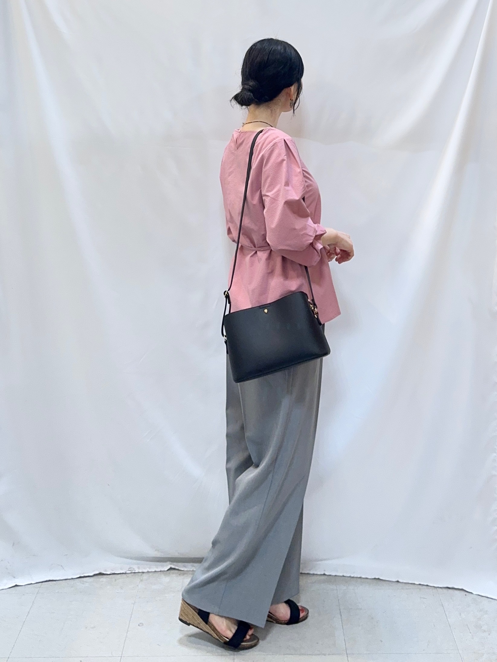 𝐇𝐢𝐫𝐨𝐦𝐢さんの「SHOO･LA･RUE｜【洗濯機可/UV/3WAY】シルエットが変えられる ウエストリボンブラウス」を使ったコーディネート
