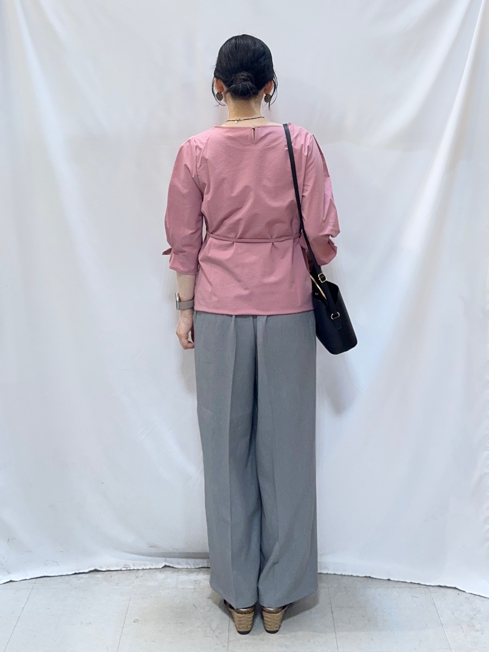 𝐇𝐢𝐫𝐨𝐦𝐢さんの「SHOO･LA･RUE｜【洗濯機可/UV/3WAY】シルエットが変えられる ウエストリボンブラウス」を使ったコーディネート