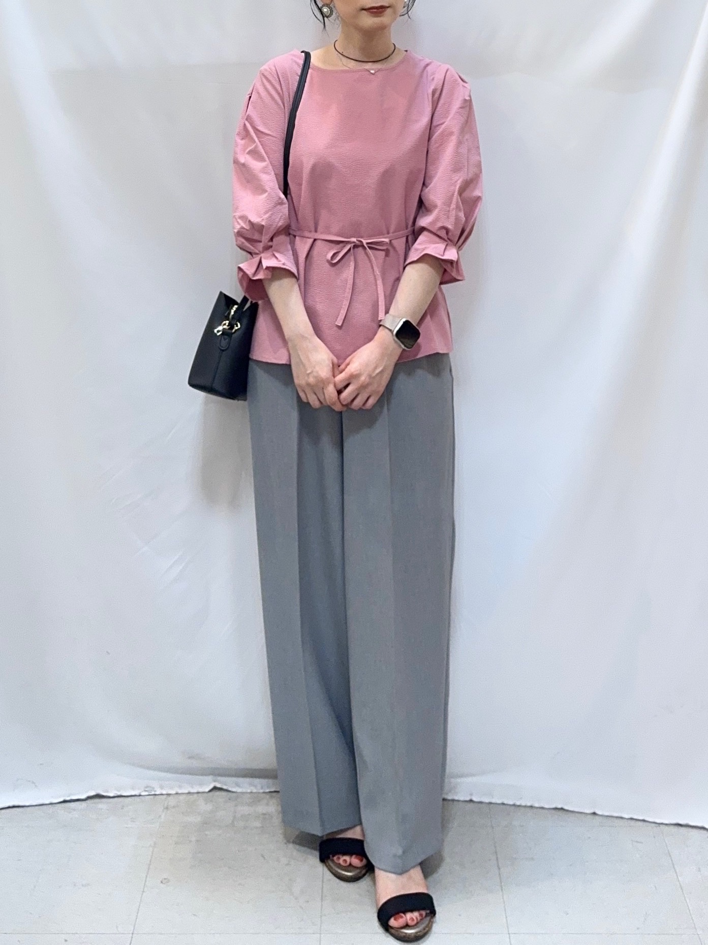 𝐇𝐢𝐫𝐨𝐦𝐢さんの「SHOO･LA･RUE｜【洗濯機可/UV/3WAY】シルエットが変えられる ウエストリボンブラウス」を使ったコーディネート