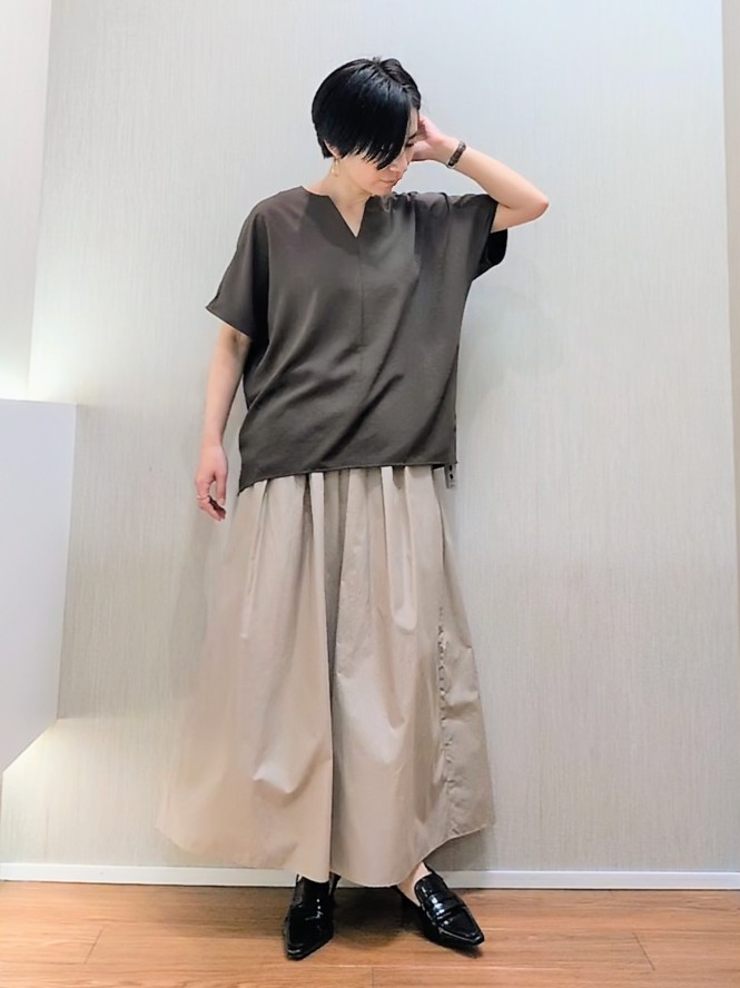 ミズタさんの「UNTITLED｜【UV/接触冷感/セットアップ可】リラクシーキーVネックブラウス」を使ったコーディネート