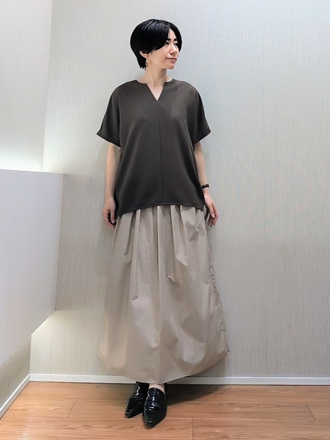 ミズタさんの「UNTITLED｜【UV/接触冷感/セットアップ可】リラクシーキーVネックブラウス」を使ったコーディネート