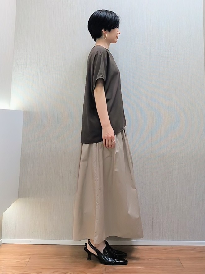 ミズタさんの「UNTITLED｜【UV/接触冷感/セットアップ可】リラクシーキーVネックブラウス」を使ったコーディネート