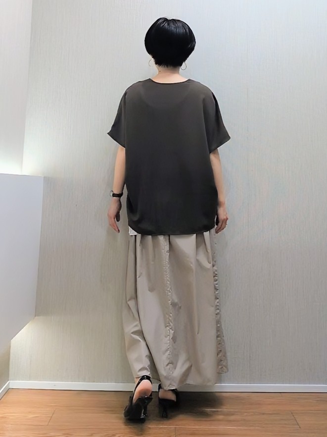 ミズタさんの「UNTITLED｜【UV/接触冷感/セットアップ可】リラクシーキーVネックブラウス」を使ったコーディネート