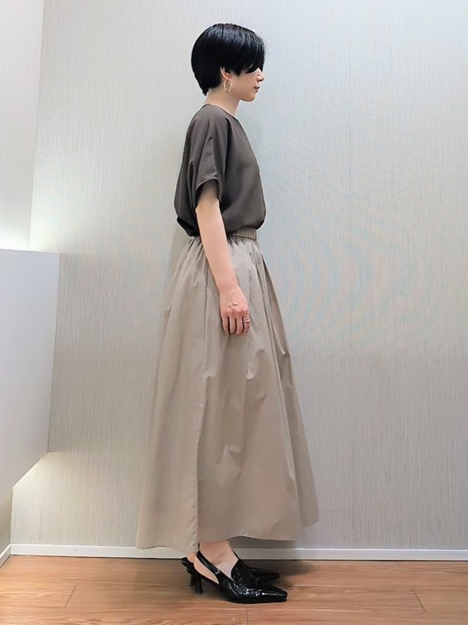 ミズタさんの「UNTITLED｜【UV/接触冷感/セットアップ可】リラクシーキーVネックブラウス」を使ったコーディネート