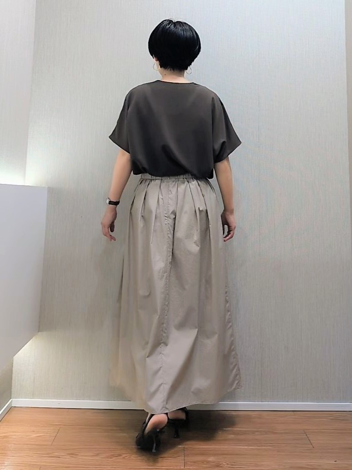 ミズタさんの「UNTITLED｜【UV/接触冷感/セットアップ可】リラクシーキーVネックブラウス」を使ったコーディネート