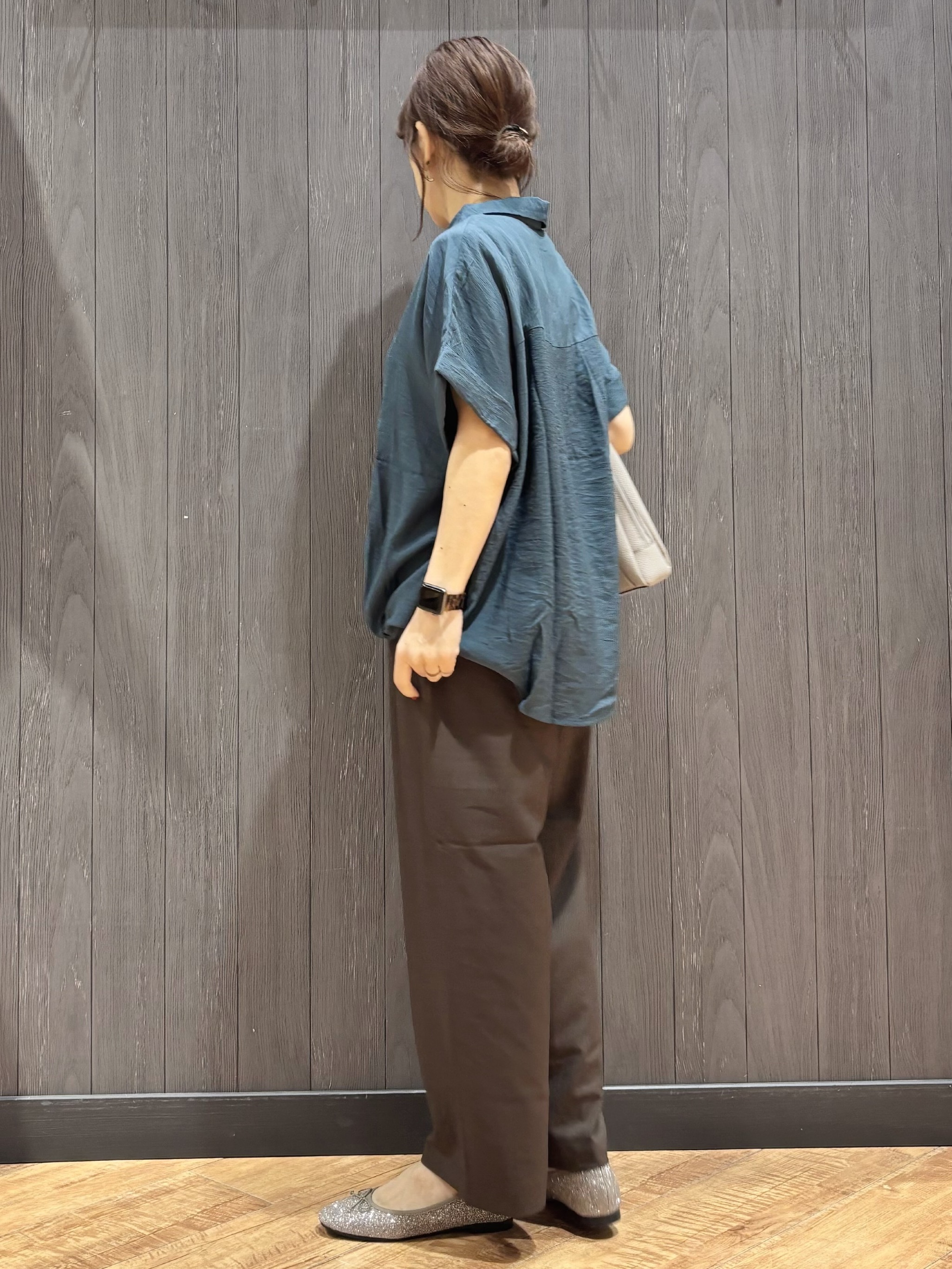 meiさんの「SHOO･LA･RUE｜【ひんやり/S-LL/洗濯機可】インせず着られる 裾タック スキッパーシャツ」を使ったコーディネート