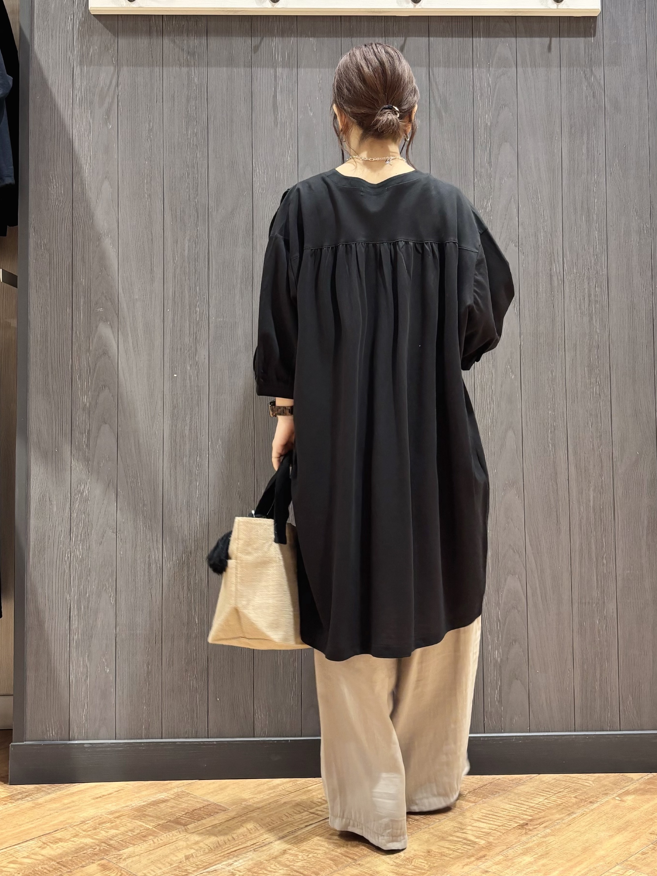 meiさんの「SHOO･LA･RUE｜【洗濯機可/S-LL】1枚でも羽織でも キーネックシャツワンピース」を使ったコーディネート
