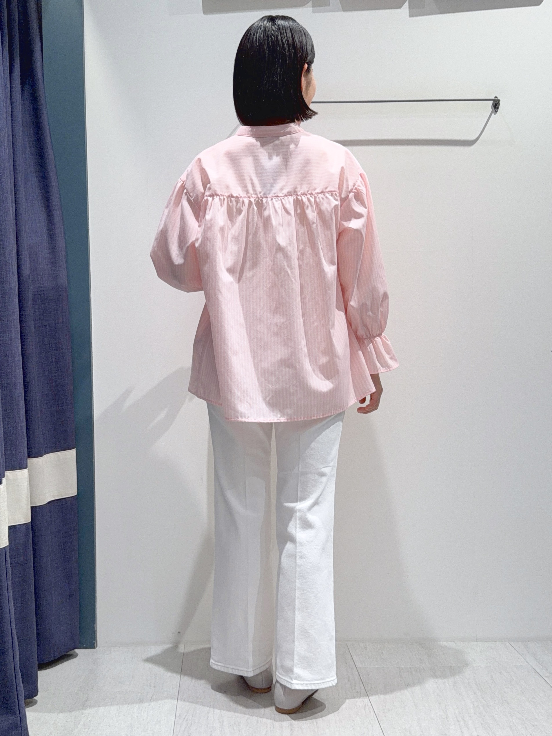 あんりさんの「grove｜【貴島明日香さん着用／イージーケア／接触冷感】麻混スタンドギャザーシャツ」を使ったコーディネート