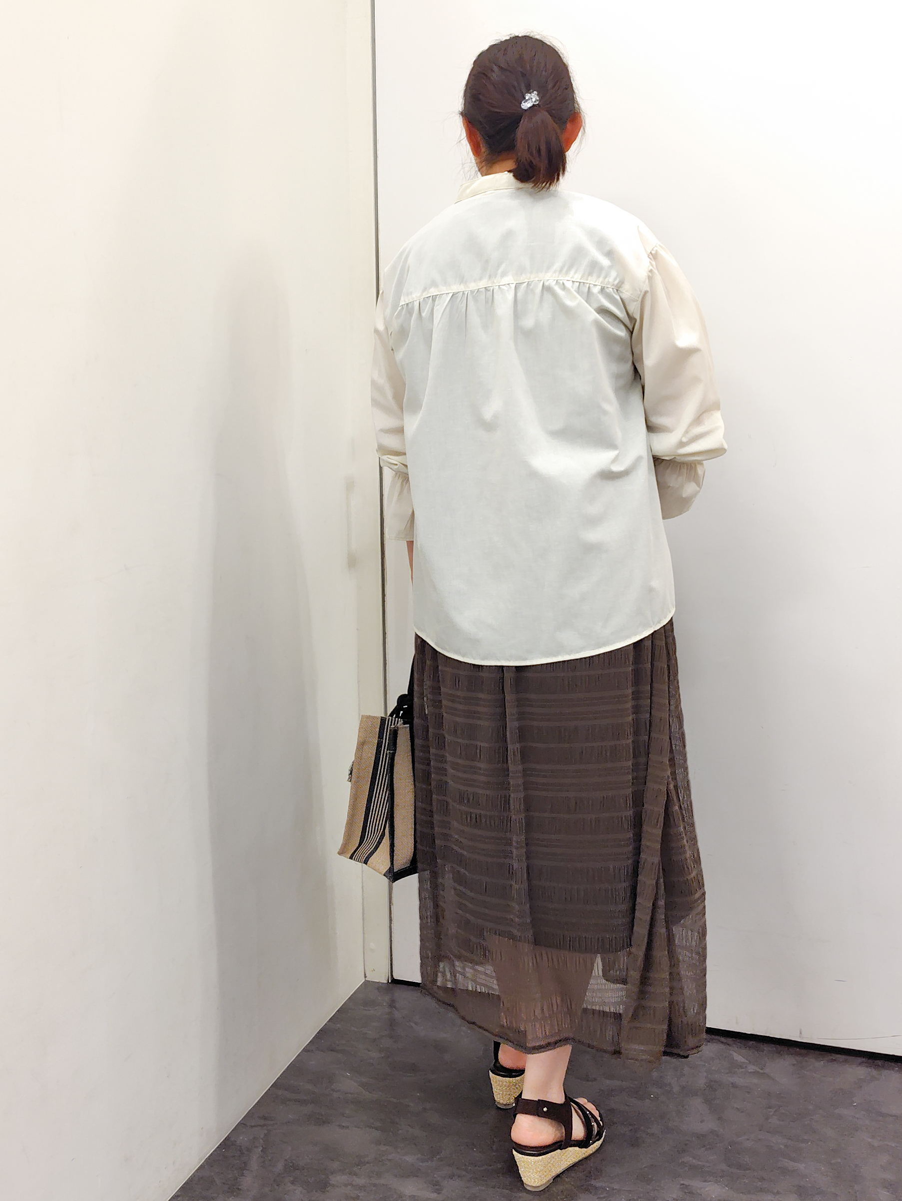 こんちゃんさんの「grove｜【貴島明日香さん着用／イージーケア／接触冷感】麻混スタンドギャザーシャツ」を使ったコーディネート
