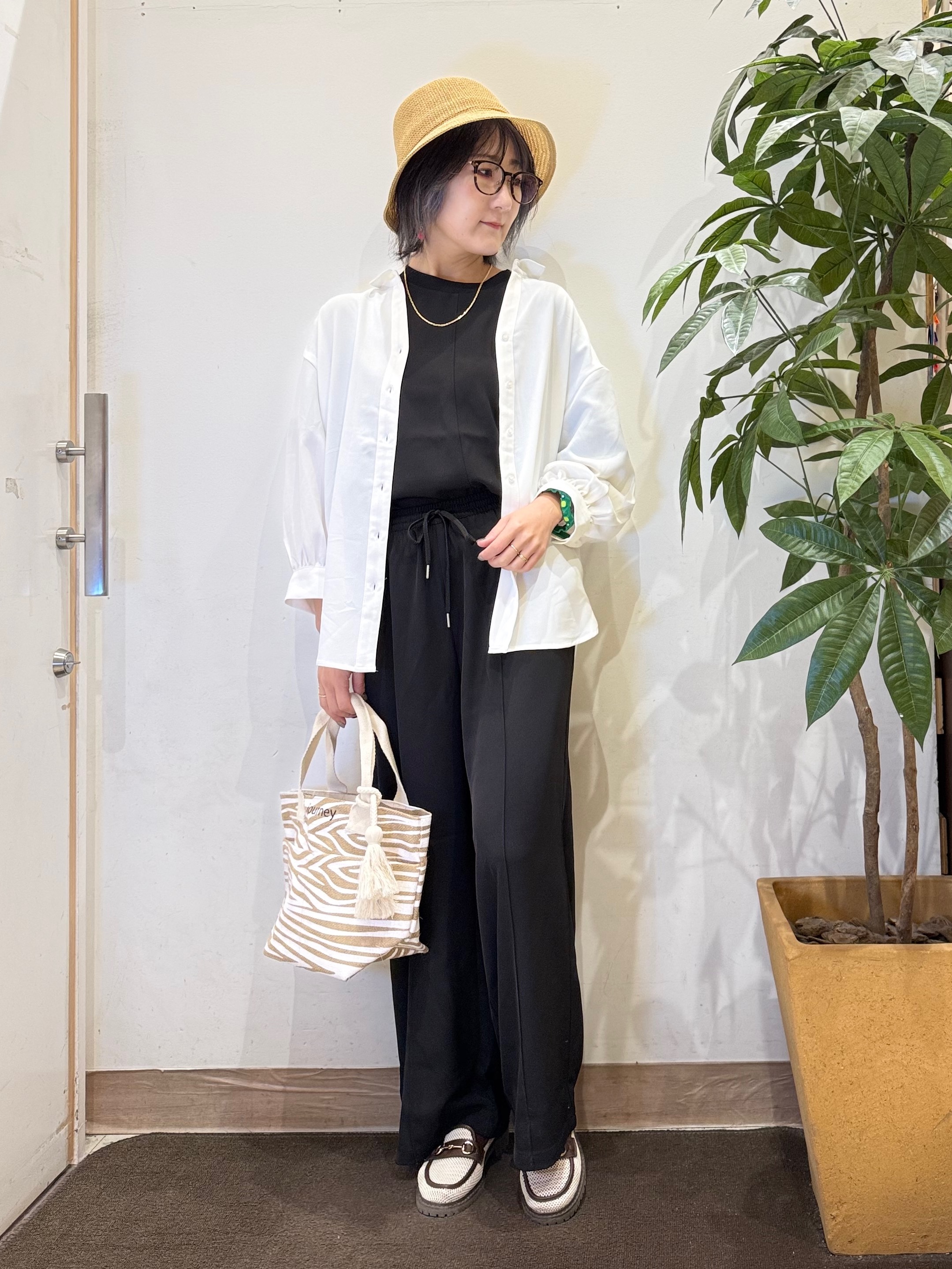 misakiさんの「SHOO･LA･RUE｜【S-LL/洗濯機可】後ろ姿も抜かりなく バックレースアップシャツ」を使ったコーディネート