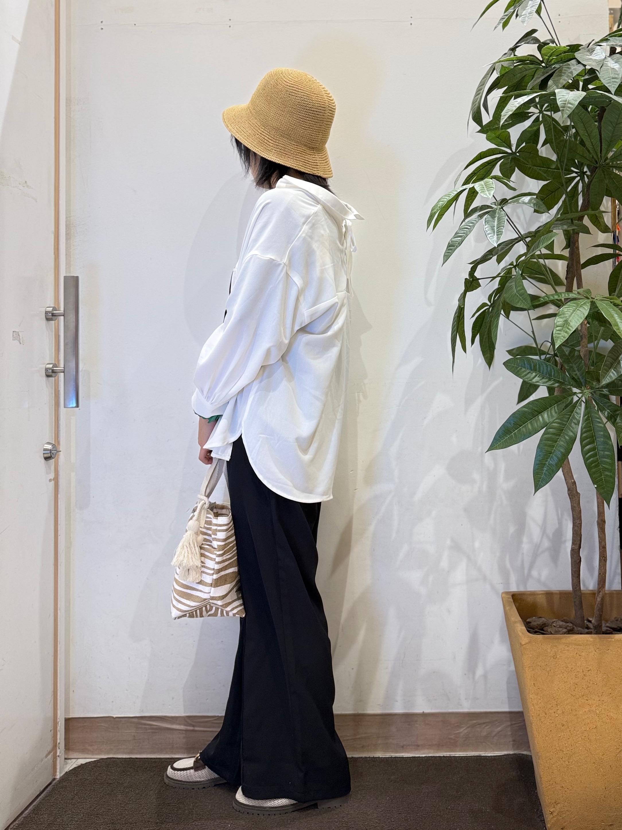 misakiさんの「SHOO･LA･RUE｜【S-LL/洗濯機可】後ろ姿も抜かりなく バックレースアップシャツ」を使ったコーディネート