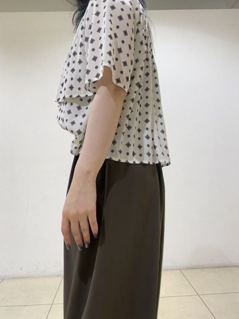 watanabeさんの「UNTITLED｜【洗える/きれいめ柄】コモンプリントブラウス」を使ったコーディネート