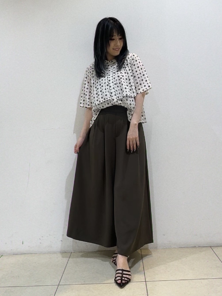 watanabeさんの「UNTITLED｜【洗える/きれいめ柄】コモンプリントブラウス」を使ったコーディネート