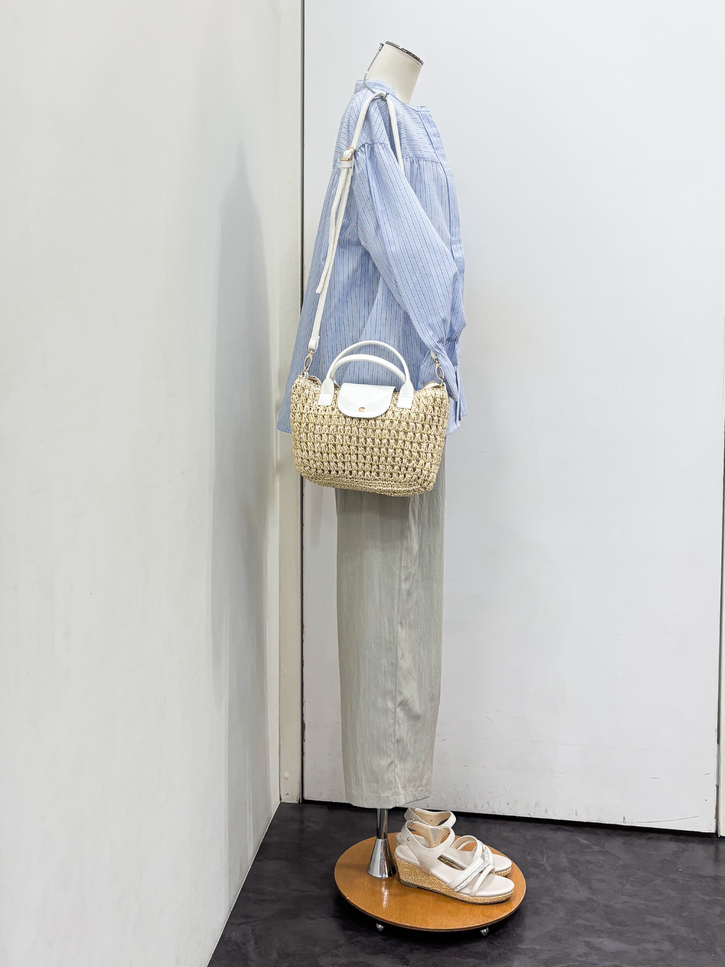 yukariさんの「grove｜【貴島明日香さん着用／イージーケア／接触冷感】麻混スタンドギャザーシャツ」を使ったコーディネート