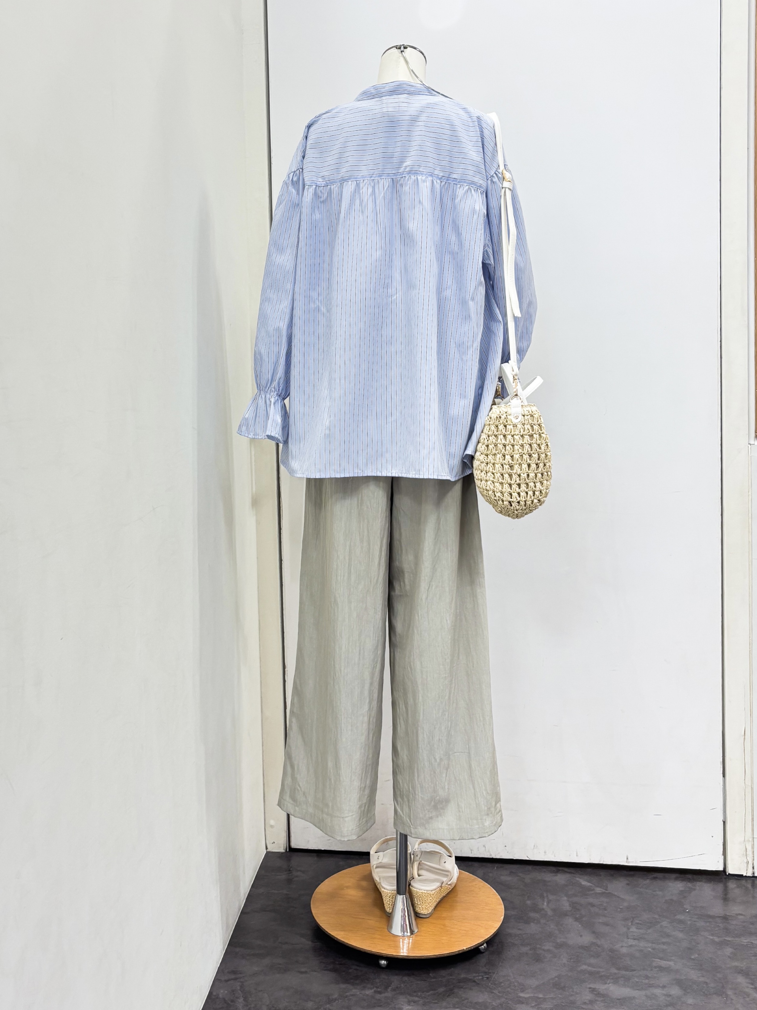 yukariさんの「grove｜【貴島明日香さん着用／イージーケア／接触冷感】麻混スタンドギャザーシャツ」を使ったコーディネート