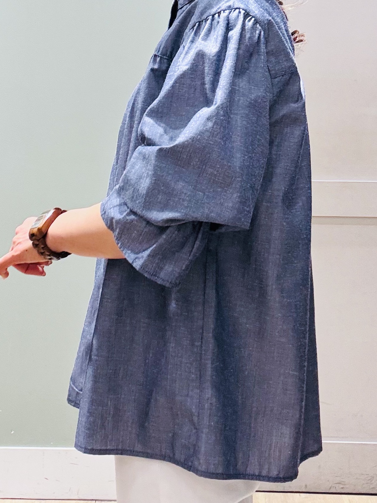 Komi☆さんの「grove｜【貴島明日香さん着用／イージーケア／接触冷感】麻混スタンドギャザーシャツ」を使ったコーディネート