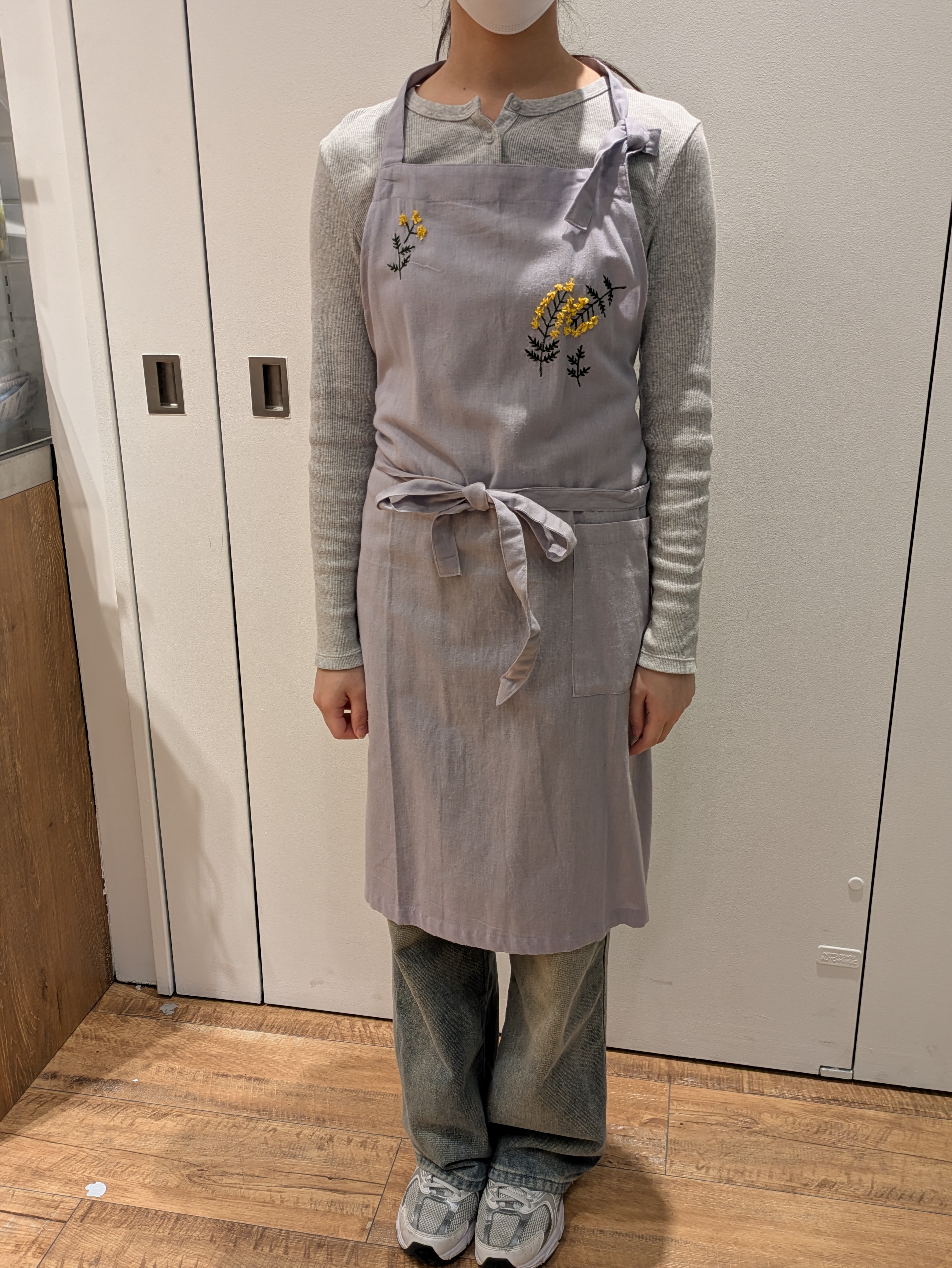 eのほうさんの「212 KITCHEN STORE｜刺繍フラワー ミモザ フルエプロン LPU ＜212Kオリジナル ＞」を使ったコーディネート