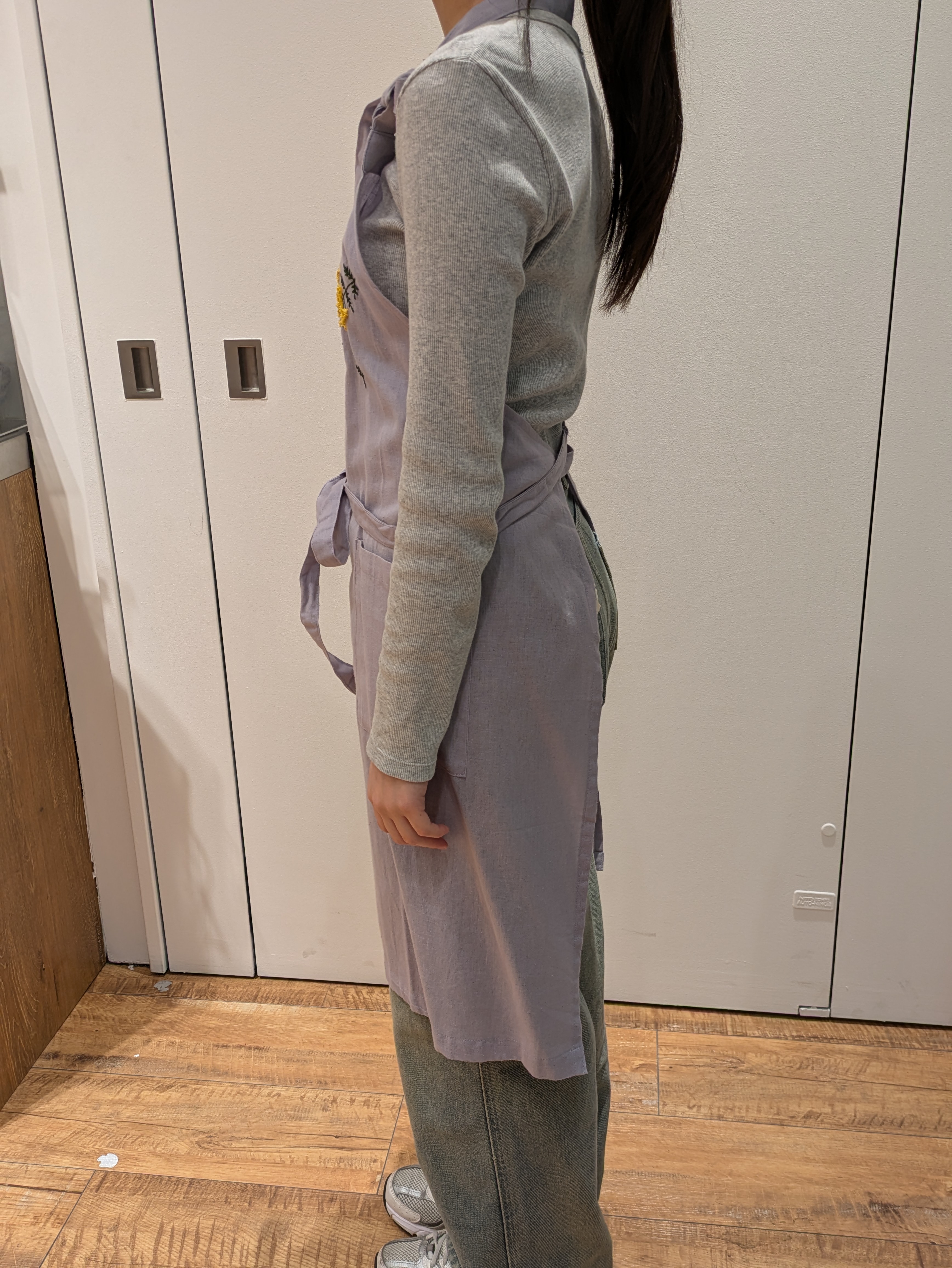 eのほうさんの「212 KITCHEN STORE｜刺繍フラワー ミモザ フルエプロン LPU ＜212Kオリジナル ＞」を使ったコーディネート