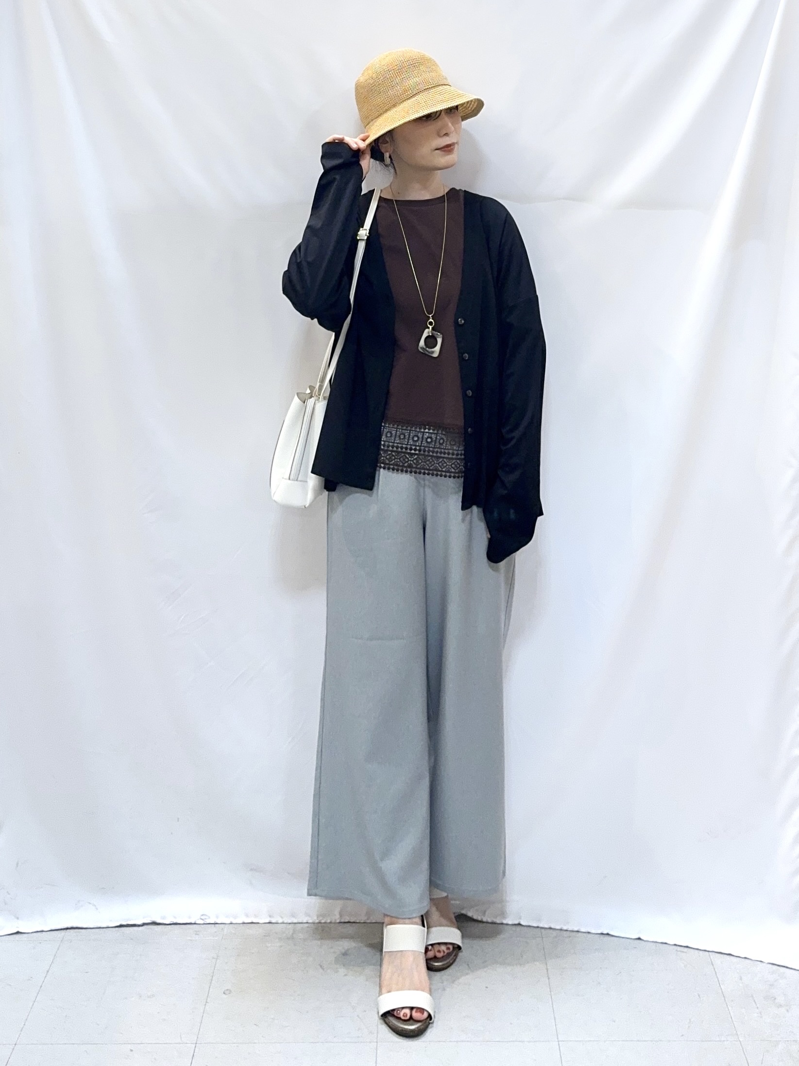 𝐇𝐢𝐫𝐨𝐦𝐢さんの「SHOO･LA･RUE｜【S-LL/UV】手の甲まで隠れる 指穴付き とろみVネックカーディガン」を使ったコーディネート