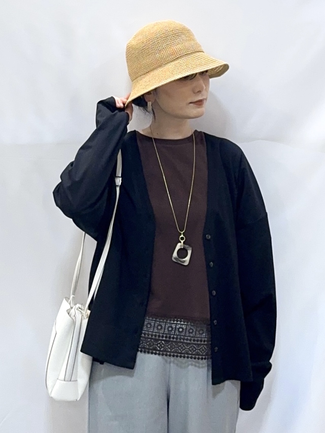 𝐇𝐢𝐫𝐨𝐦𝐢さんの「SHOO･LA･RUE｜【S-LL/UV】手の甲まで隠れる 指穴付き とろみVネックカーディガン」を使ったコーディネート