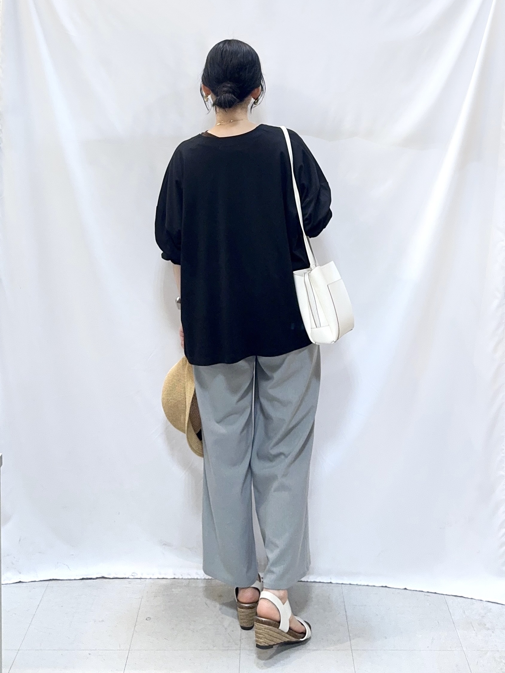 𝐇𝐢𝐫𝐨𝐦𝐢さんの「SHOO･LA･RUE｜【S-LL/UV】手の甲まで隠れる 指穴付き とろみVネックカーディガン」を使ったコーディネート