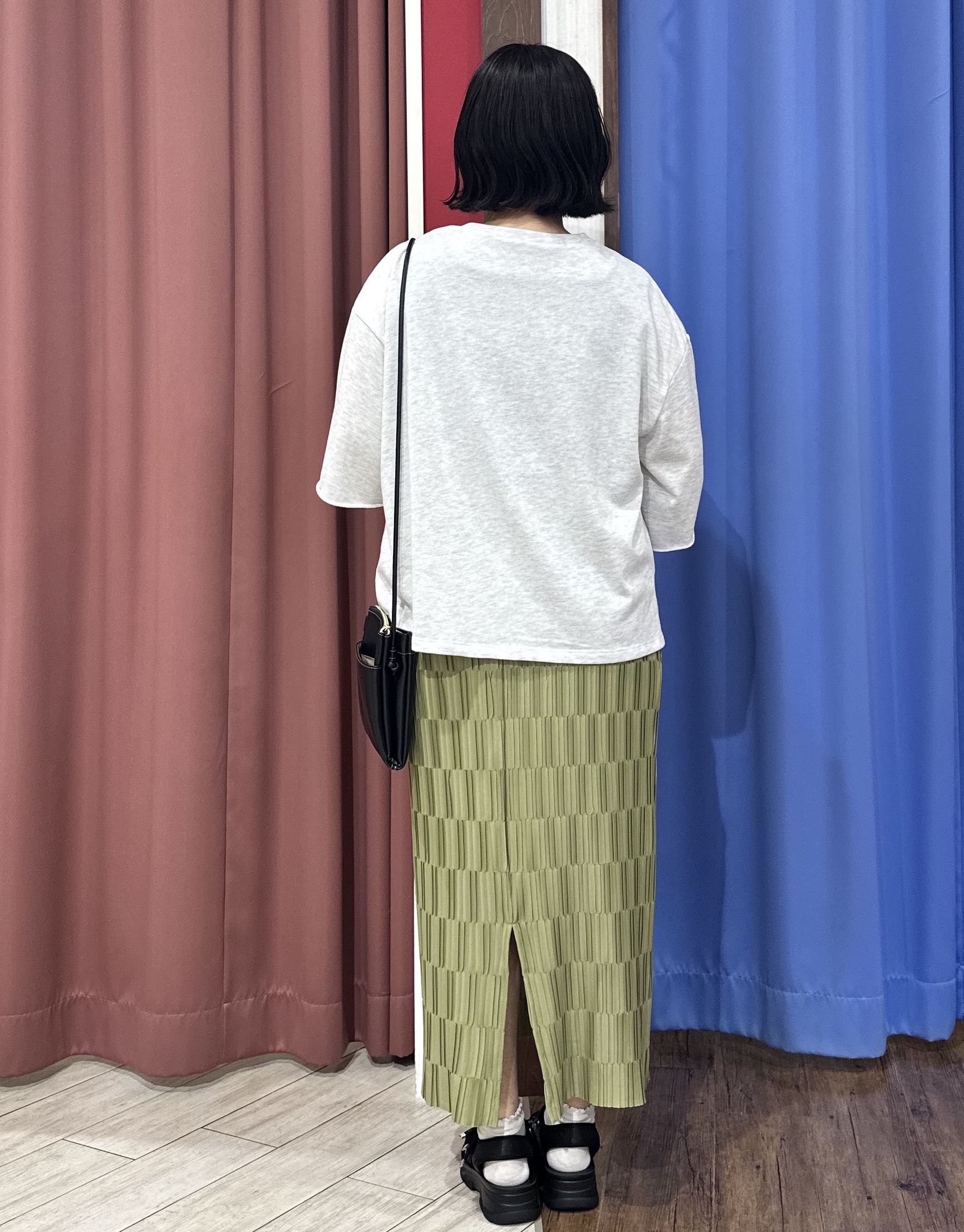 Meeさんの「SHOO･LA･RUE｜【洗濯機可/S-LL/選べる6柄】切りっぱなしお袖がこなれカジュアル 5分袖シアーTシャツ」を使ったコーディネート