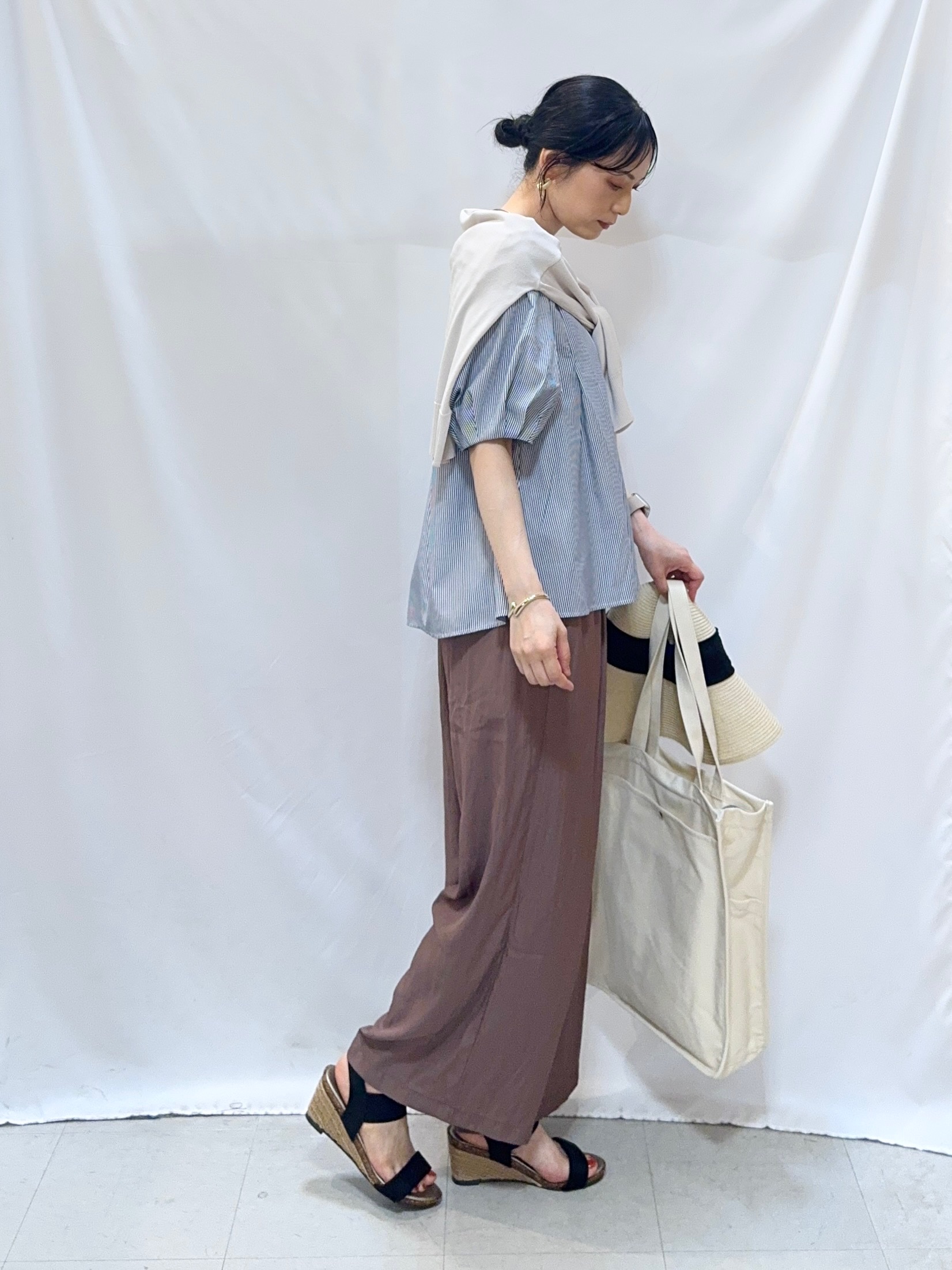 𝐇𝐢𝐫𝐨𝐦𝐢さんの「SHOO･LA･RUE｜【洗濯機可/ひんやり/UV】さらっとしたタッチが心地よい ショート丈 Vネックカーディガン」を使ったコーディネート