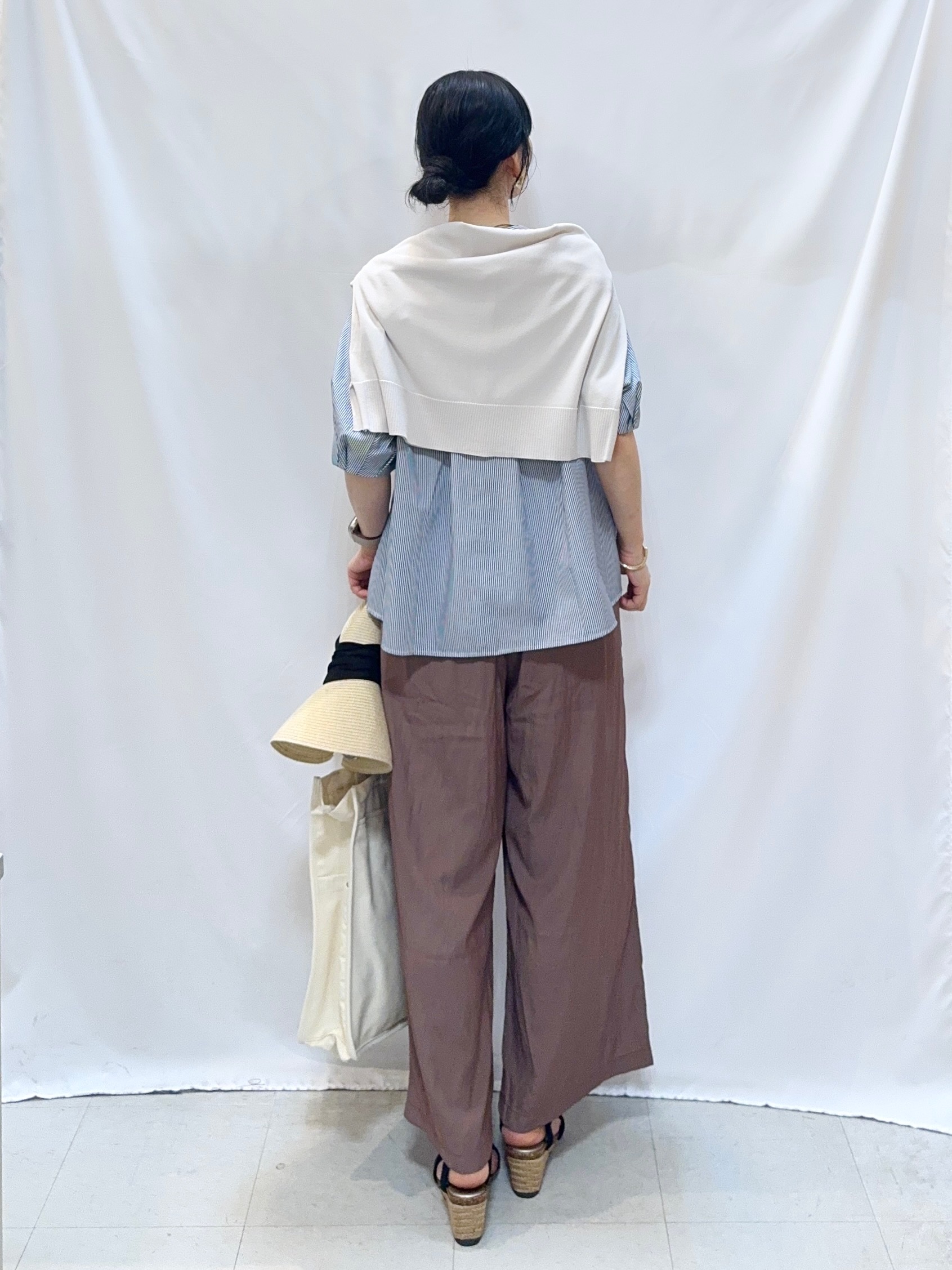 𝐇𝐢𝐫𝐨𝐦𝐢さんの「SHOO･LA･RUE｜【洗濯機可/ひんやり/UV】さらっとしたタッチが心地よい ショート丈 Vネックカーディガン」を使ったコーディネート